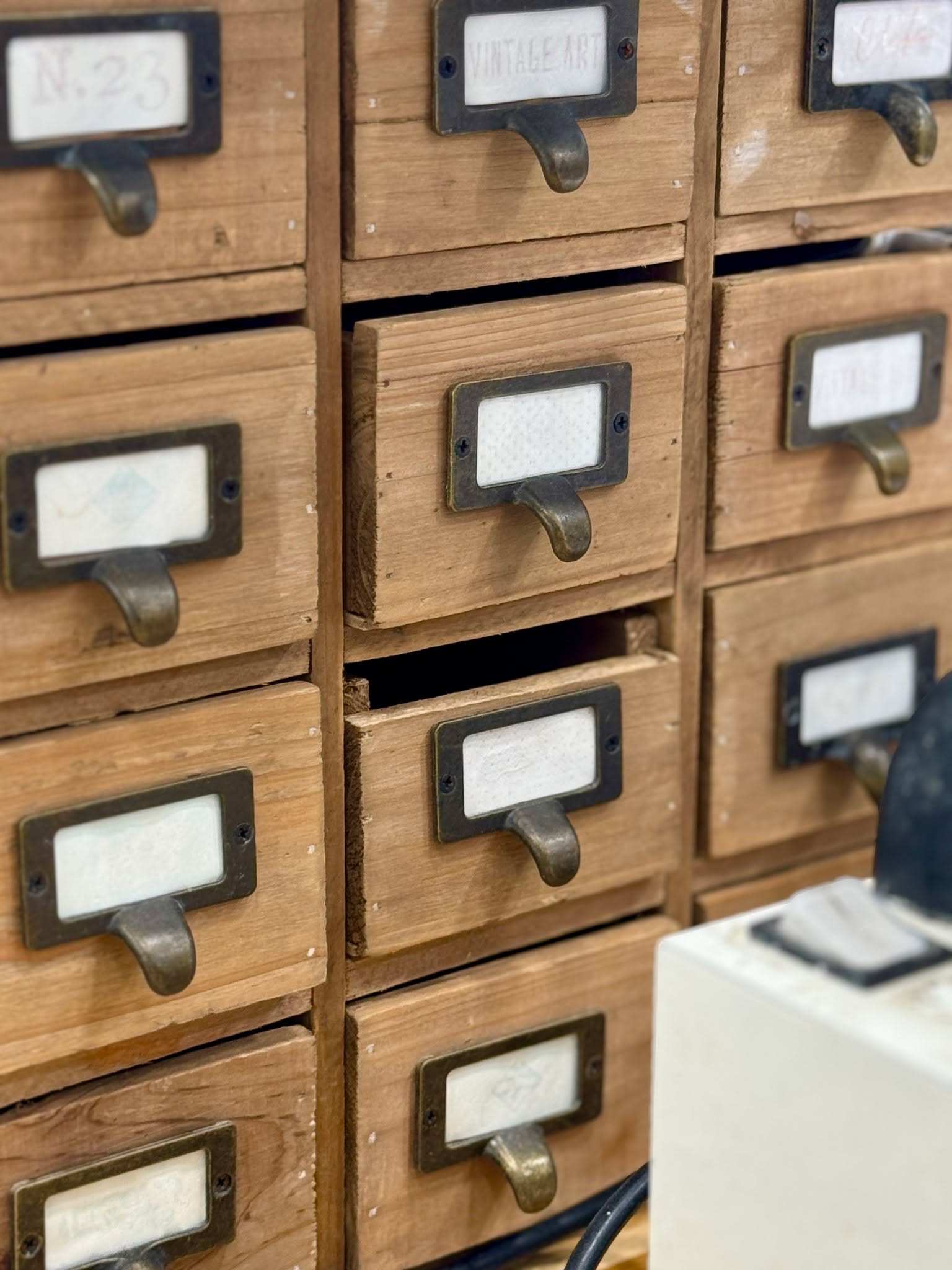 Il y a des objets qui ne décorent pas, ils racontent un métier.
.
Ce petit meuble à tiroirs, c’est notre “mémoire” : pièces, vis, plaquettes, petits réglages… tout ce qui permet de réparer vite, d’ajuster juste, et de prolonger la vie de vos lunettes.
.
On aime les belles montures, bien sûr.
Mais on aime surtout le travail bien fait, au millimètre.
.
Passez en boutique : des lunettes bien ajustées, ça change tout.
.
.
.
#savoirfaire #metier #artisanat #opticien #optique #ajustage #reparationlunettes #maisonletailleur #opticthery #letailleuretfils #lillers #bethune #bethunebruay #hautsdefrance
.
www.maisonletailleur.fr
