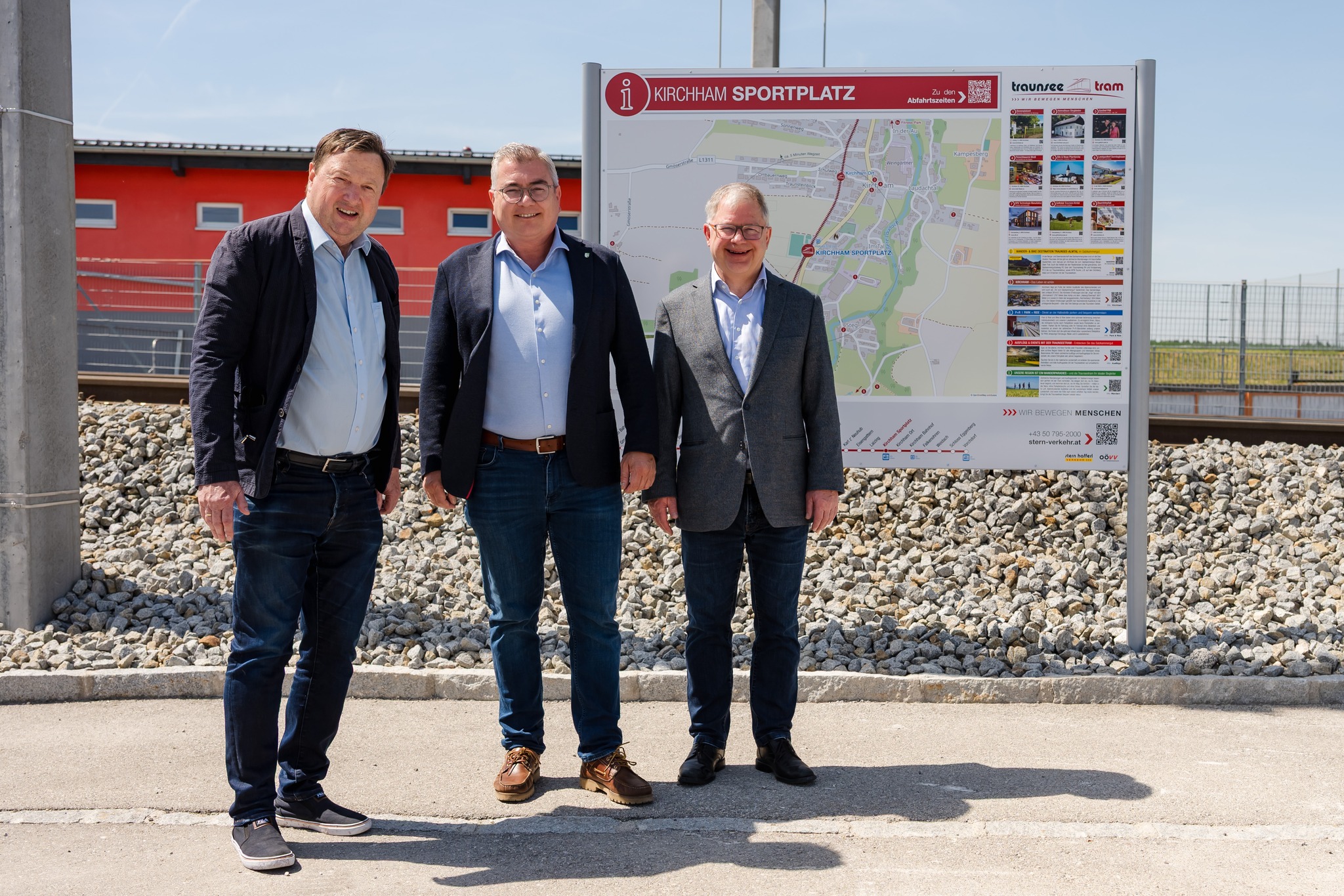 🚉🔍 Neue Übersichtstafeln an den Stern & Hafferl-Haltestellen eingeweiht! Bgm. Ingo Dörflinger und der Lokalbahnvorstand haben gemeinsam mit Stern & Hafferl und der Gemeinde für mehr Übersicht gesorgt. Jetzt sind wichtige Informationen auf einen Blick verfügbar! 📅✨
Im Bild: Lokalbahnvorstand KommR Gunter Mackinger, Bgm. Ingo Dörflinger und Ing. Günter Neumann (vlnr.)