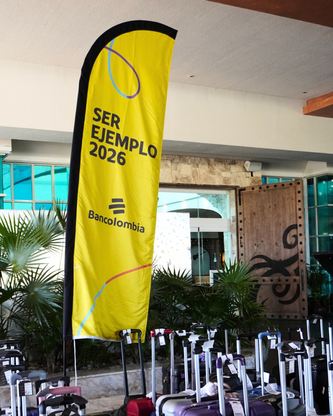 ✨ Photo dump de lo que fue recibir al grupo de Bancolombia para Ser Ejemplo 2026 en Hard Rock Hotel Riviera Maya 🌴
Días de logística, coordinación, hospitalidad, traslados y muchísimas personas haciendo posible esta gran experiencia. 🚌✨
Gracias por confiar en BONVO DMC para formar parte de este gran evento en Riviera Maya. 🙌
#BONVODMC #Bancolombia #SerEjemplo2026 #DMC #EventosCorporativos #HospitalityDesk