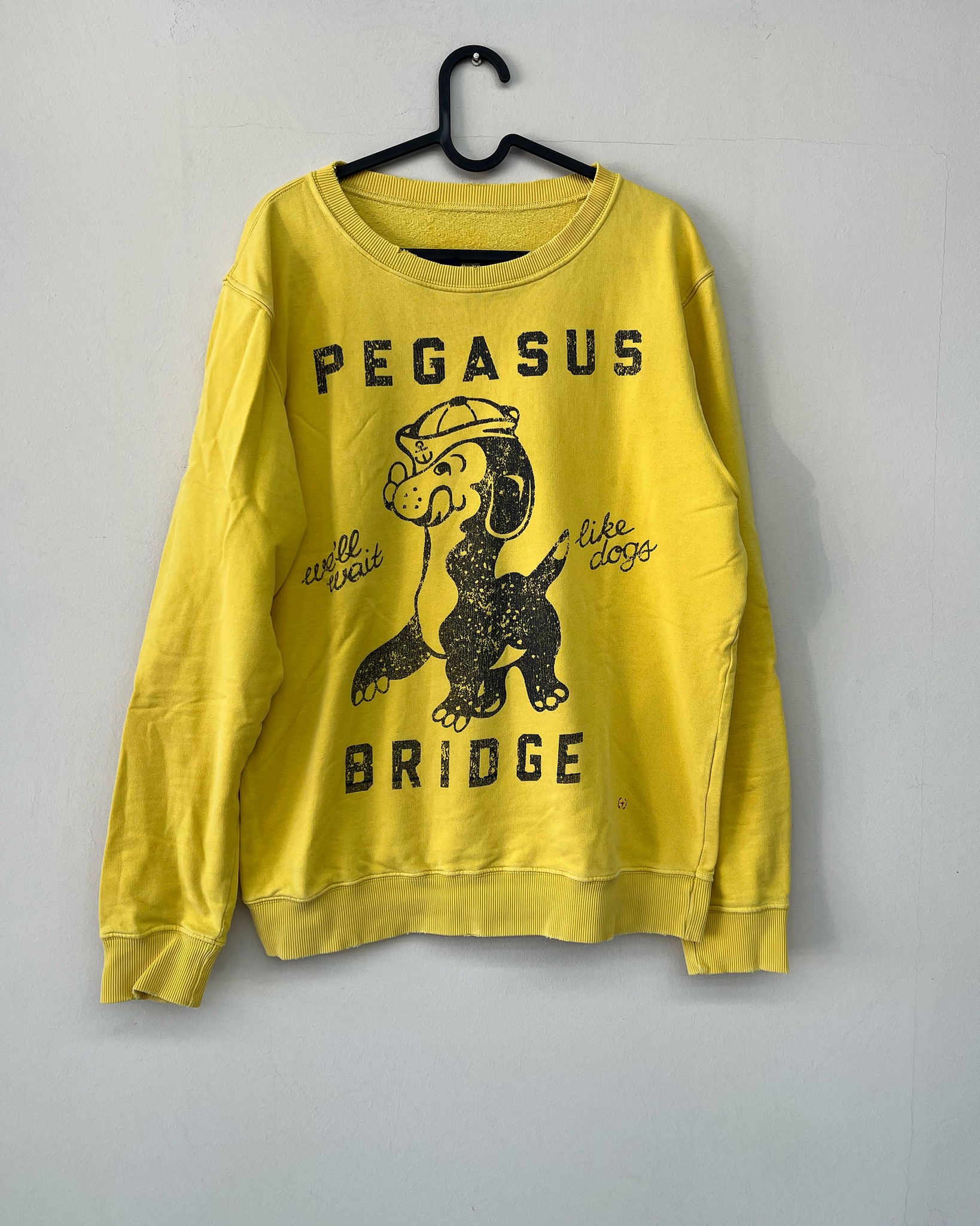Felpa gialla con grafica militare d’ispirazione storica.
Il design richiama eventi della Seconda Guerra Mondiale, con il riferimento a “Pegasus Bridge”, simbolo dello sbarco in Normandia del 1944 e delle operazioni della 6ª Divisione Aviotrasportata britannica.
La grafica del cane con berretto militare richiama le mascotte delle unità storiche, mentre lo slogan “we’ll wait like dogs” aggiunge un messaggio legato a fedeltà e resistenza.
Realizzata in cotone felpato, con costruzione girocollo e dettagli a costine, unisce comfort a un forte contenuto visivo.
Un capo che fonde storia e streetwear.
🛒 Disponibile sul nostro shop on-line oppure in Store
💬 Contattaci per qualsiasi informazione o dettaglio che vuoi sapere
#militarystyle #ww2history #graphicwear #crewneck #historicalinspiration