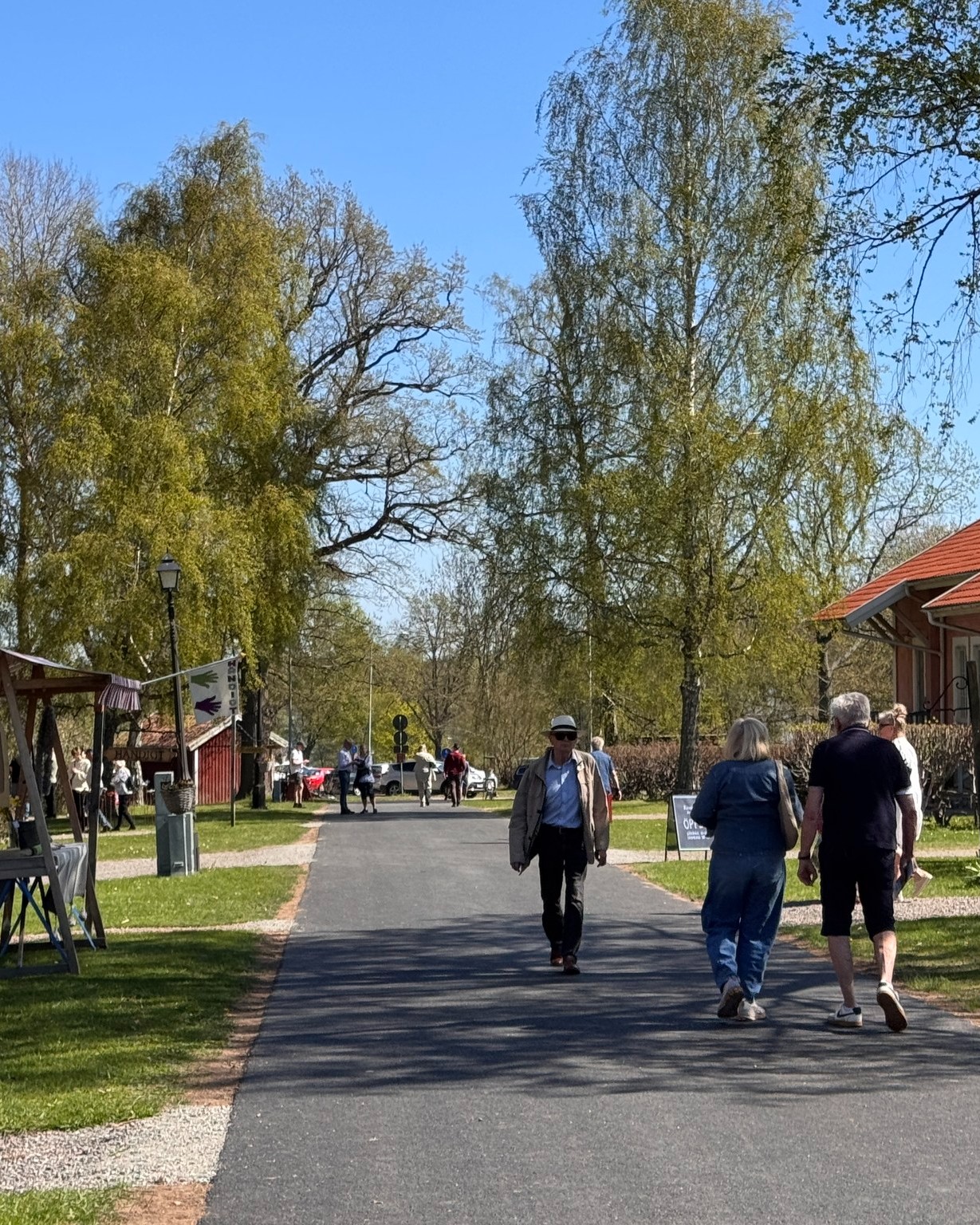 Vilken rivstart på säsongen, kan nog säga det var publikrekord igår! Otroligt vilket intresse det finns för vår fina bygd, och Falkängen. ❤️
Det var många som njöt av det vackra vädret och passade på att njuta i solen.
#vårrundan #falkangenkinnekulle #kinnekulle