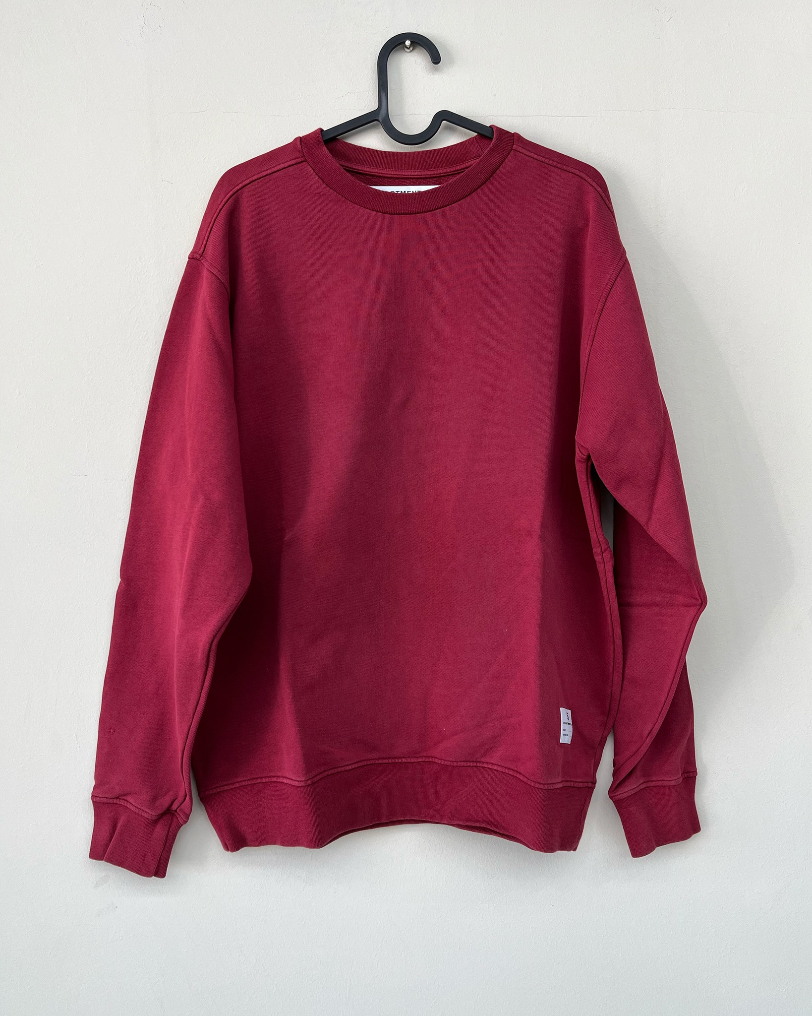 Felpa girocollo Department Five, essenziale con carattere.
Colore bordeaux pieno, con costruzione classica crewneck: girocollo, polsini e fondo a costine per una vestibilità stabile e confortevole. Realizzata in cotone felpato, garantisce morbidezza e resistenza all’uso quotidiano.
Logo stampato sul retro e etichetta cucita sul fronte aggiungono un dettaglio distintivo, mantenendo un’estetica pulita ma riconoscibile.
Un capo minimale, ma curato nei dettagli.
🛒 Disponibile sul nostro shop on-line oppure in Store
💬 Contattaci per qualsiasi informazione o dettaglio che vuoi sapere
#departmentfive #crewneck #sweatshirtstyle #minimalwear #casualfit