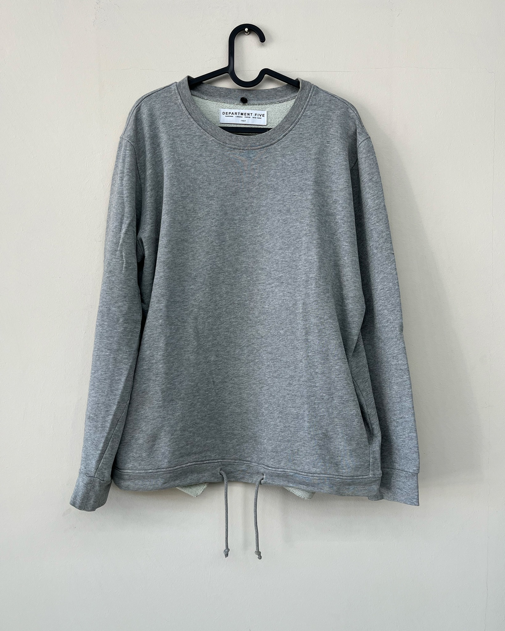 Felpa girocollo Department Five, dettagli funzionali e stile contemporaneo.
Realizzata in grigio melange, con costruzione classica crewneck: collo, polsini a costine e maniche lunghe per una vestibilità confortevole. Il cotone felpato garantisce morbidezza e resistenza all’uso quotidiano.
Il dettaglio distintivo è il fondo con coulisse (cinch hem), che permette di regolare la vestibilità in vita e cambiare silhouette, da più rilassata a più aderente.
Un capo essenziale, rivisitato con un tocco tecnico.
🛒 Disponibile sul nostro shop on-line oppure in Store
💬 Contattaci per qualsiasi informazione o dettaglio che vuoi sapere
#departmentfive #crewneck #casualwear #modernstyle #minimaldetails