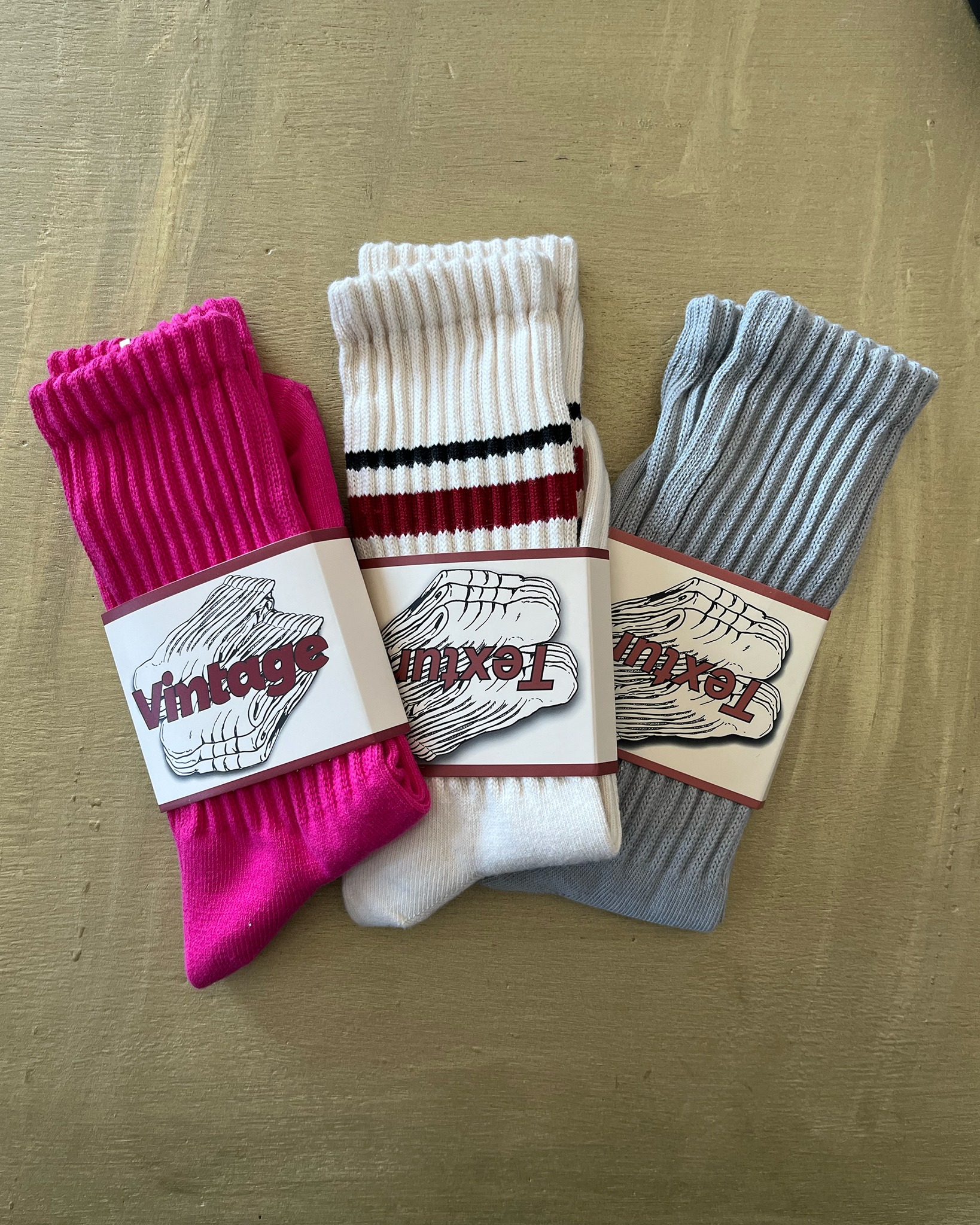 Set di 3 calze a costa, mix di colori e fantasie.
Realizzate in filato elasticizzato, con lavorazione a coste che garantisce comfort, traspirabilità e una vestibilità stabile durante tutta la giornata. La struttura rinforzata le rende adatte all’uso quotidiano.
Le diverse varianti cromatiche permettono di abbinarle facilmente a ogni look, dal casual allo streetwear.
Un pack versatile, perfetto per ogni giorno.
🛒 Disponibile sul nostro shop on-line oppure in Store
💬 Contattaci per qualsiasi informazione o dettaglio che vuoi sapere
#socksstyle #ribbedsocks #everydaywear #colorfulstyle #basicessentials