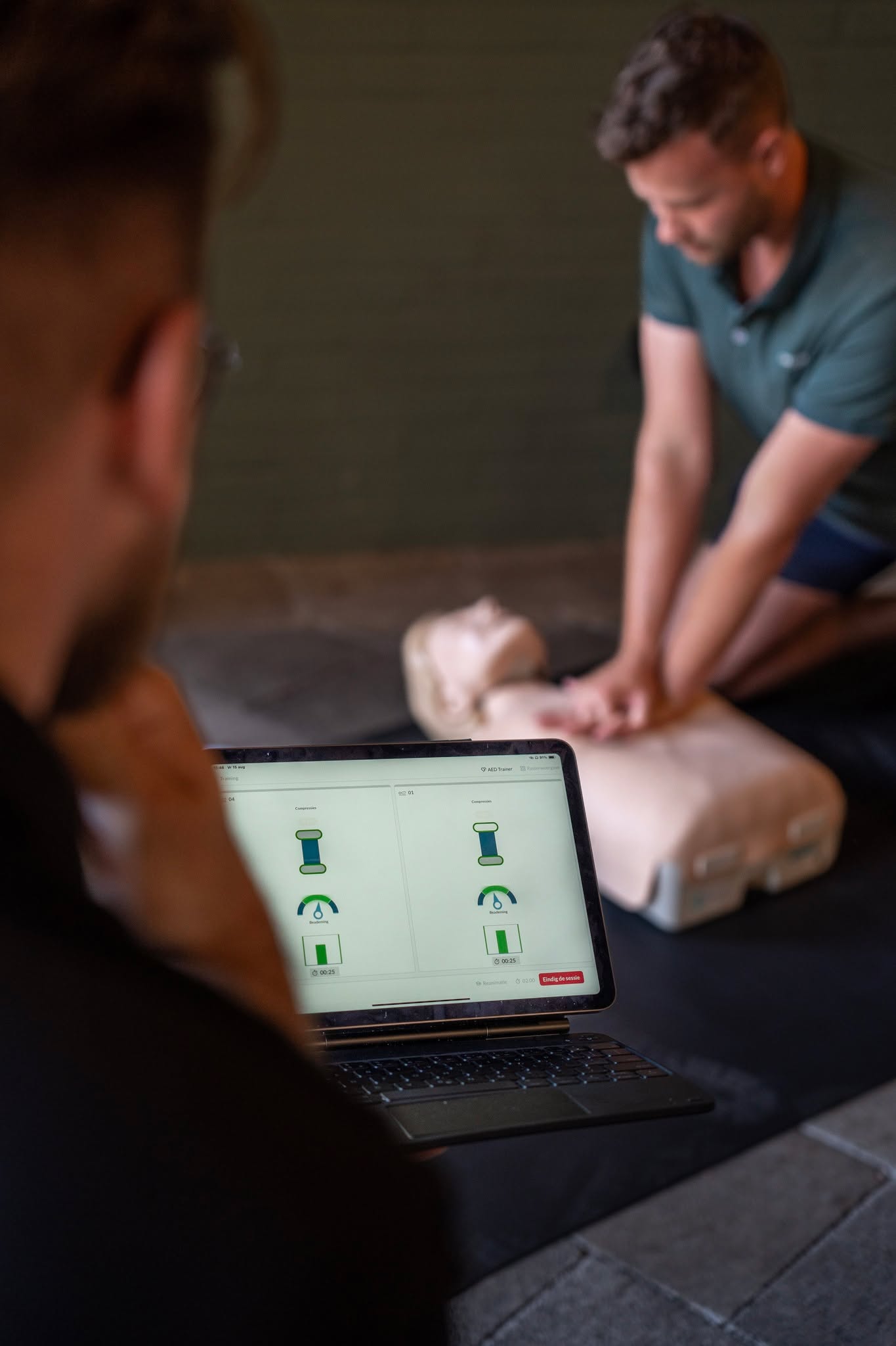 Meten is weten!
Geen gok, Geen ongeveer. Bij BHV Point meten we:
Hoe diep je borstcompressies geeft
Hoe snel je drukt
Hoeveel je inblaast
Met live feedback op het scherm zien cursisten direct of ze het goed doen. En we sturen meteen bij tot het perfect is. Want reanimeren is niet met z'n alle op een rij op die poppen duwen. Het is een vaardigheid die iemand het leven kan redden. Niet zomaar een cursus, Maar echt leren reanimeren.
Wil jij ook een BHV-training met deze aanpak?
DM me. Ik regel het graag.
#BHV #Reanimatie #BHVpoint #MetenIsWeten #LevensRedden #EchteTraining