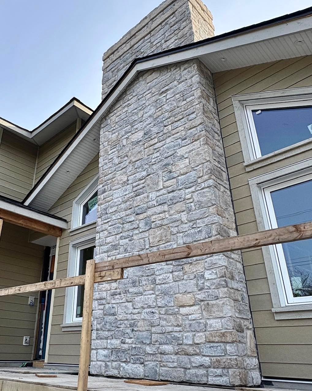 Nice chimney! The railing is underwhelming but has a rustic appeal. #masonry #NaturalStoneVeneer #StoneVeneer #chimney #chimneyrock