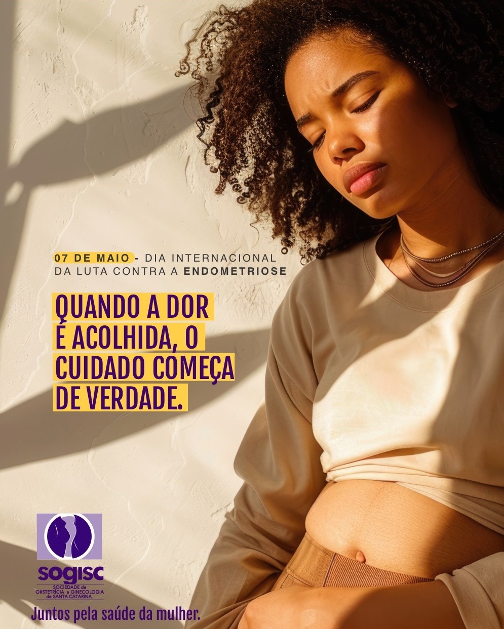 Neste Dia Internacional da Luta contra a Endometriose, a SOGISC reforça a importância da conscientização, do diagnóstico precoce e do acolhimento às mulheres que convivem com essa condição que impacta profundamente a qualidade de vida, a saúde física e emocional e, muitas vezes, a fertilidade.
A endometriose ainda é marcada por atrasos no diagnóstico e pela normalização da dor feminina. Cólicas intensas, dor pélvica, desconforto nas relações e alterações intestinais ou urinárias não devem ser ignorados.
Falar sobre endometriose é ampliar informação, promover escuta qualificada e incentivar um cuidado mais humano e multidisciplinar.
Como sociedade médica, seguimos comprometidos com a atualização científica, a valorização da saúde da mulher e o fortalecimento de uma assistência cada vez mais empática e resolutiva.
Porque sentir dor não deve ser considerado normal.
#SOGISC #Endometriose #DiaDaEndometriose #SaúdeDaMulher #Ginecologia #Conscientização #SaúdeFeminina