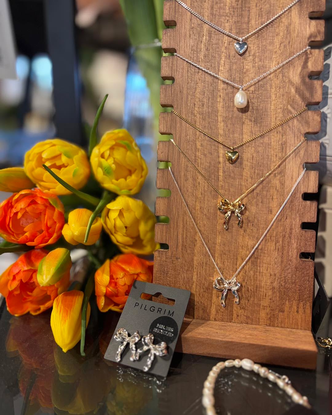 Mother’s Day weekend is here! 💐 Stop by and find something special for the moms, grandmas, bonus moms… or yourself 😉
#mothersday #giftingideas #homedecor #shoplocal