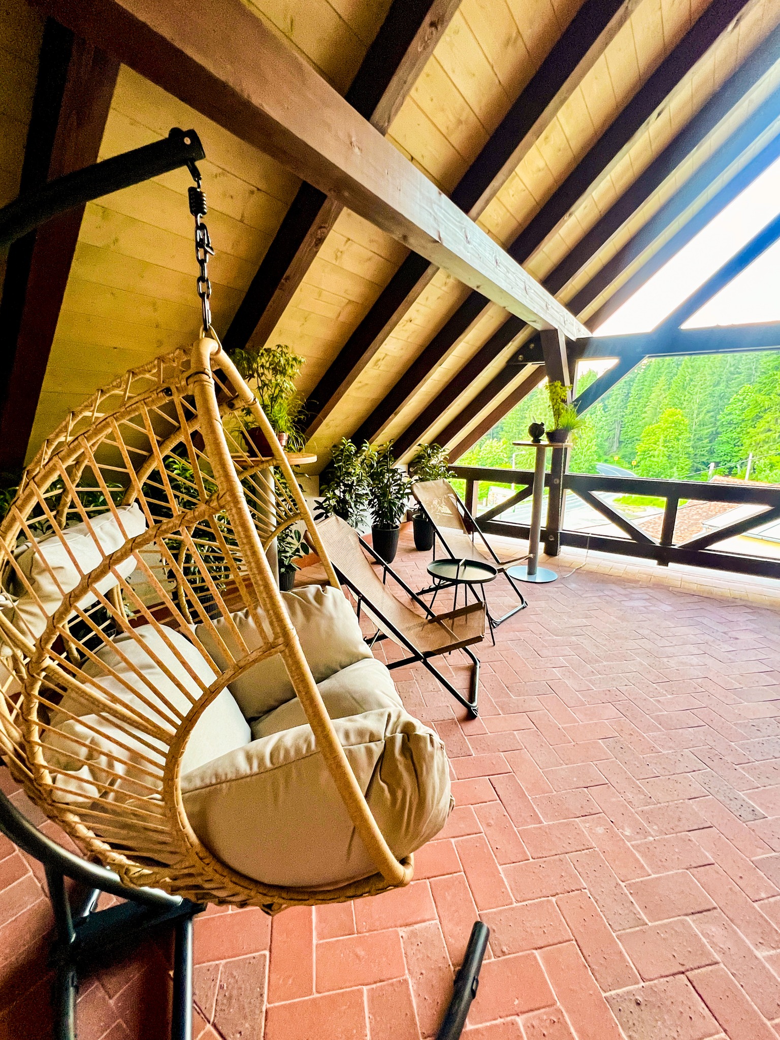 A Forest Lodge egyik legjobb része, hogy amikor belépsz, kicsit minden lelassul.
A zöld növények, a meleg fények és a barátságos hangulat segítenek kiszakadni a mindennapokból.
Itt nem csak játszol – feltöltődsz.
👉 Neked mi segít igazán kikapcsolni?
.
.
#RelaxHangulat #ForestLodgeDekor #Kikapcsolódás
#Tusnádfürdő #chillvibes🌴