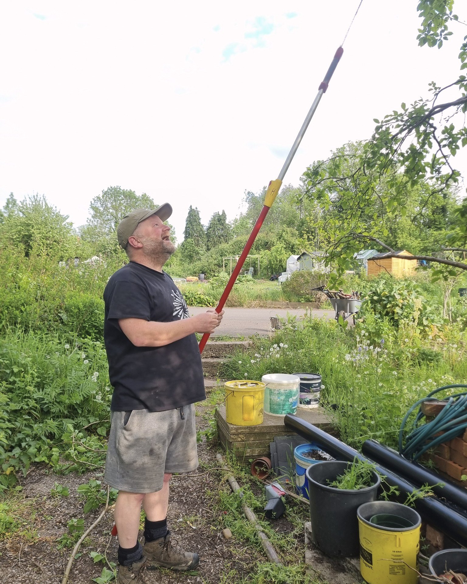 Varied tasks down at The People's Plot in @dadslanedigs, #Stirchley, this week. The floor is now secured in the seating area!
We'll be back on Wednesday 13th May for a relaxing evening session... see you then!
@incrediblesurplus