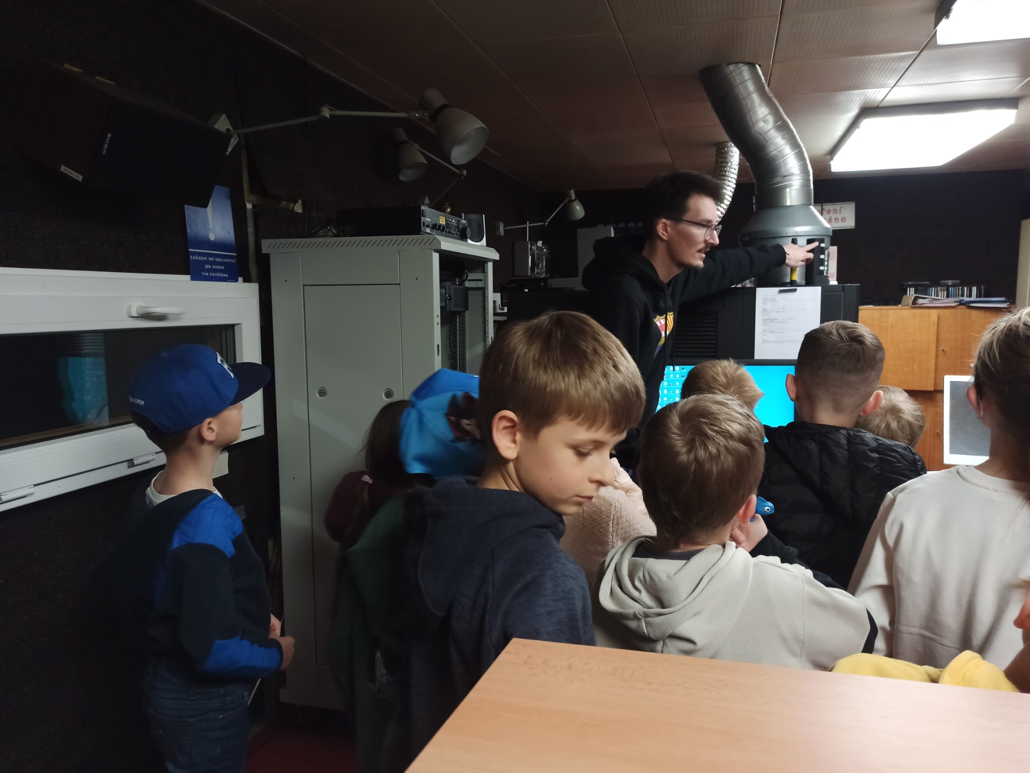 Návštěva kina Družba
Dne 28. dubna jsme s dětmi ze třetího oddělení školní družiny navštívili Kino Družba v Uničově. Nešlo však o obyčejnou návštěvu – čekala nás prohlídka zákulisí.
Podívali jsme se do promítací místnosti, za promítací plátno i do dalších prostor kina, kam se běžný divák nedostane. Na závěr jsme si užili krátkou ukázku z pohádky.
Návštěva kina byla pro mnohé děti nezapomenutelným zážitkem a odteď, když půjdou do kina, už budou vědět, co se skrývá za mnohými zavřenými dveřmi.
Ivana Alexandr, vychovatelka ŠD