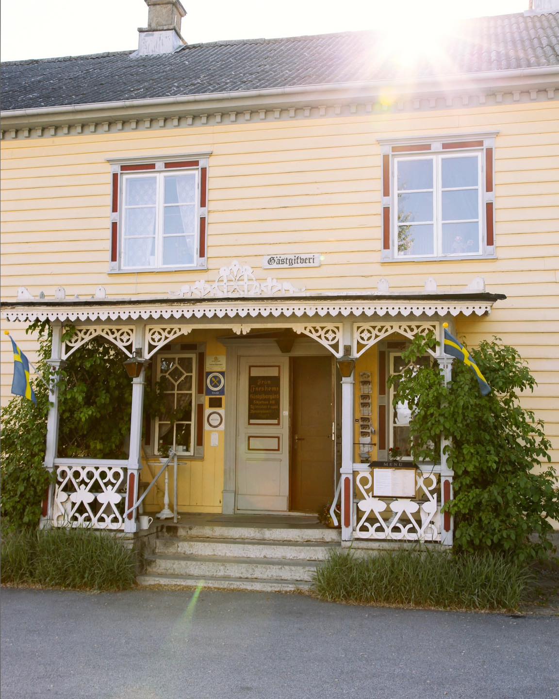 Så stolta över vår bror och svägerska för denna bedrift och otroligt tacksamma för vårt fina samarbete med gourmetpaketen. Hade ett stort gäng gäster som var hos er igår och var helt lyriska på frukosten dagen därpå!
Repost från #lackokinnekulle #falkangenkinnekulle
@slowfoodforshem är en plats där historien möter smakerna från Kinnekulle 🌱 Här bjuds du på genuint mathantverk i en miljö med anor från 1280-talet. Nu uppmärksammas gästgivaregården även internationellt, när de tar plats i Falstaff Nordic Guide 2026 med 89 poäng och två gafflar 🍴 En fin hyllning och ännu en anledning att planera in ett besök 😍
📸: Monika Manowska
.
.
#lackokinnekulle #kinnekulle #forshemsgästgivaregård