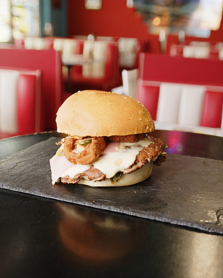 🍔🔥 Der Monatsburger im Mai ist da! 🔥🍔
180g saftiges Rindfleisch, leicht scharfe Knoblauchsauce mit italienischen Gewürzen, herzhafter Schinken, geschmolzener Käse, knusprige Zwiebelringe und frische Cornichons – alles im goldbraunen Sesambrötchen. 😍
Ein Burger für alle, die es kräftig, würzig und richtig lecker mögen.
Nur diesen Mai im NewYorkCafe! 👀🔥
#Burger #NewYorkCafe #ReinachEats #Foodie #BurgerTime