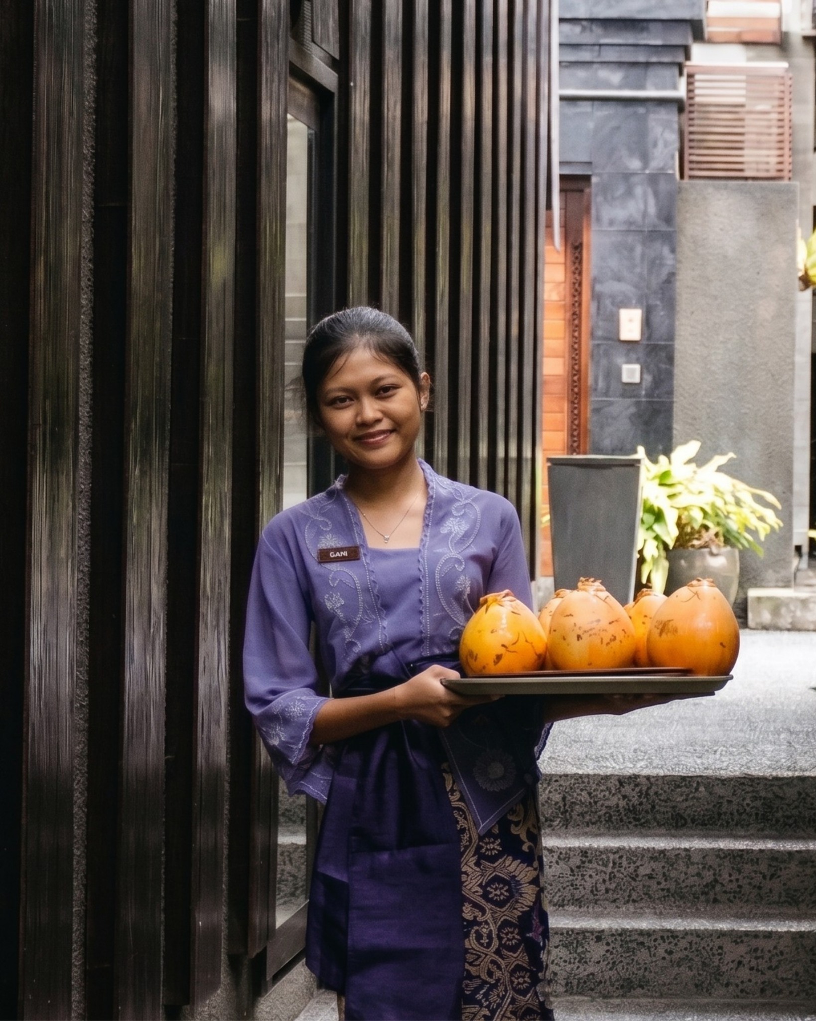 A refreshing prelude to a deeply peaceful stay.
Wash away the weariness of travel with a naturally cooling coconut, served with a genuine smile. It is simply the first step in a beautifully curated experience designed to prioritize your rest and well-being.
Plan your upcoming retreat today. Visit our website to reserve your private sanctuary.
www.annoravillas.com
#annoravillasbali #annoravillas #annoravillasseminyak #annorabalivillas #bhavaspaseminyak #craftrestaurant #impihotels