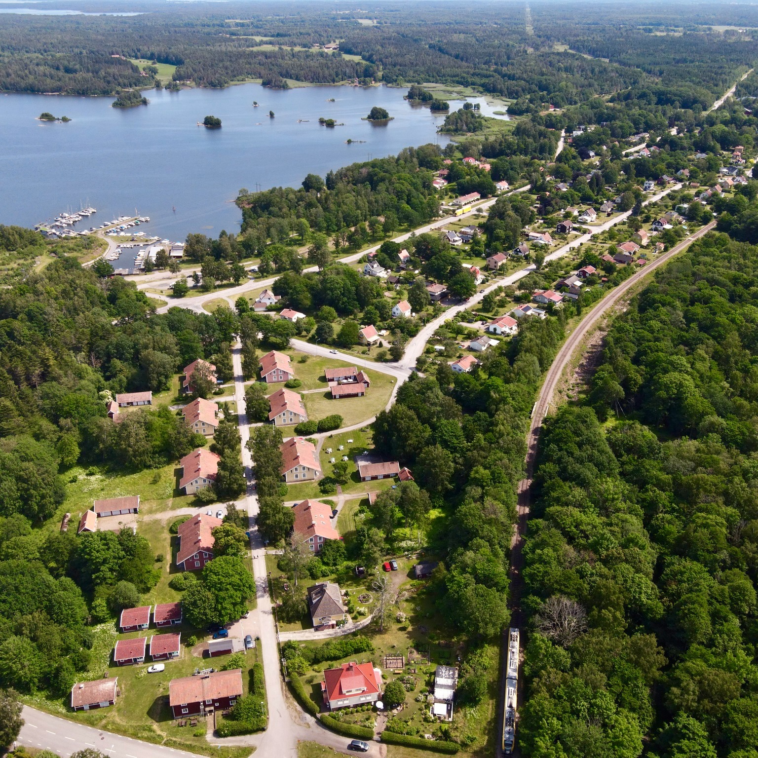 I helgen är det öppet på hela hantverksgatan, alla ordinarie butiker, café och Kinnekulle Antique.
Tiderna för hantverksbutiker och café 10-18 och Kinnekulle Antique 11-16.
Idag, lördag, ordnar Christians Café veteranbilsrally ca 14.00. Parkeringen bakom caféet.
Söndag, bjuder vi på musik bakom Galleriet kl. 11.30. Sångensemblen Iris sjunger vårsånger.