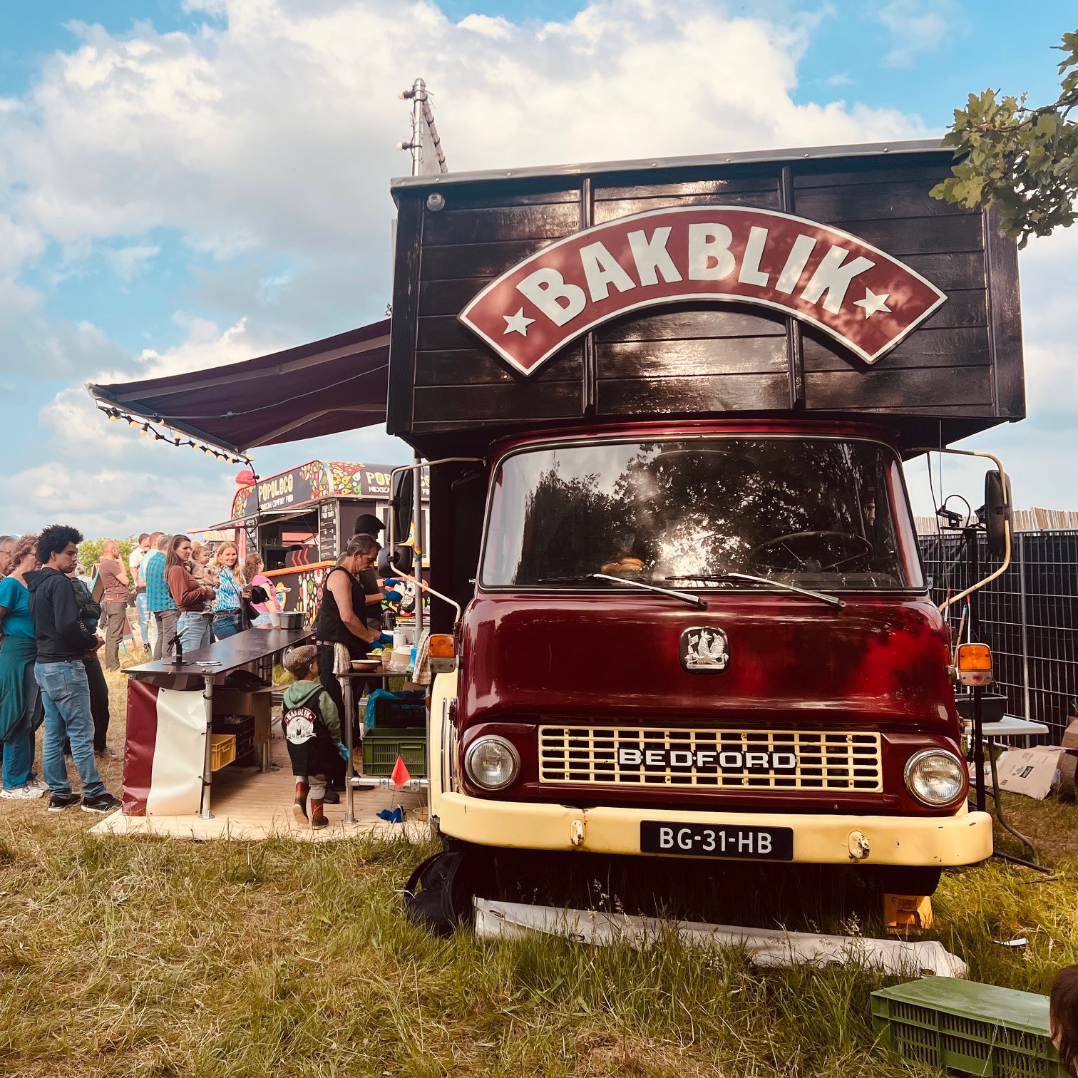 Vorig jaar was @h80festival zonder twijfel een van de gezelligste festivals op onze agenda. Theater, dans, muziek en lekker eten: alles komt hier samen. Daarom komen we dit jaar terug naar Arnhem met niet één, maar twee trucks! 🚚🔥
Je vindt onze Betty met het Rice & Fries menu vol heerlijke stoven, én een tweede truck met Wraps & Buns. Wij hebben er mega veel zin in! En het mooiste: dit festival is gewoon gratis. Zeker even komen kijken, 14-17 mei!