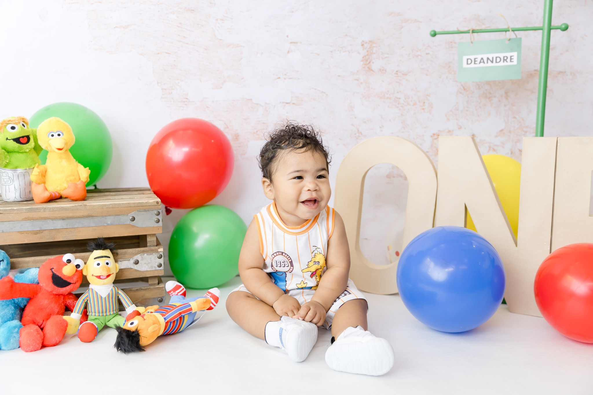 Can you tell me how to get to Sesame Street? ;)
Did you know that we can do custom themes for your cake smash? You give us your theme, we give you a quote, and you show up for a unique session perfect for your theme!