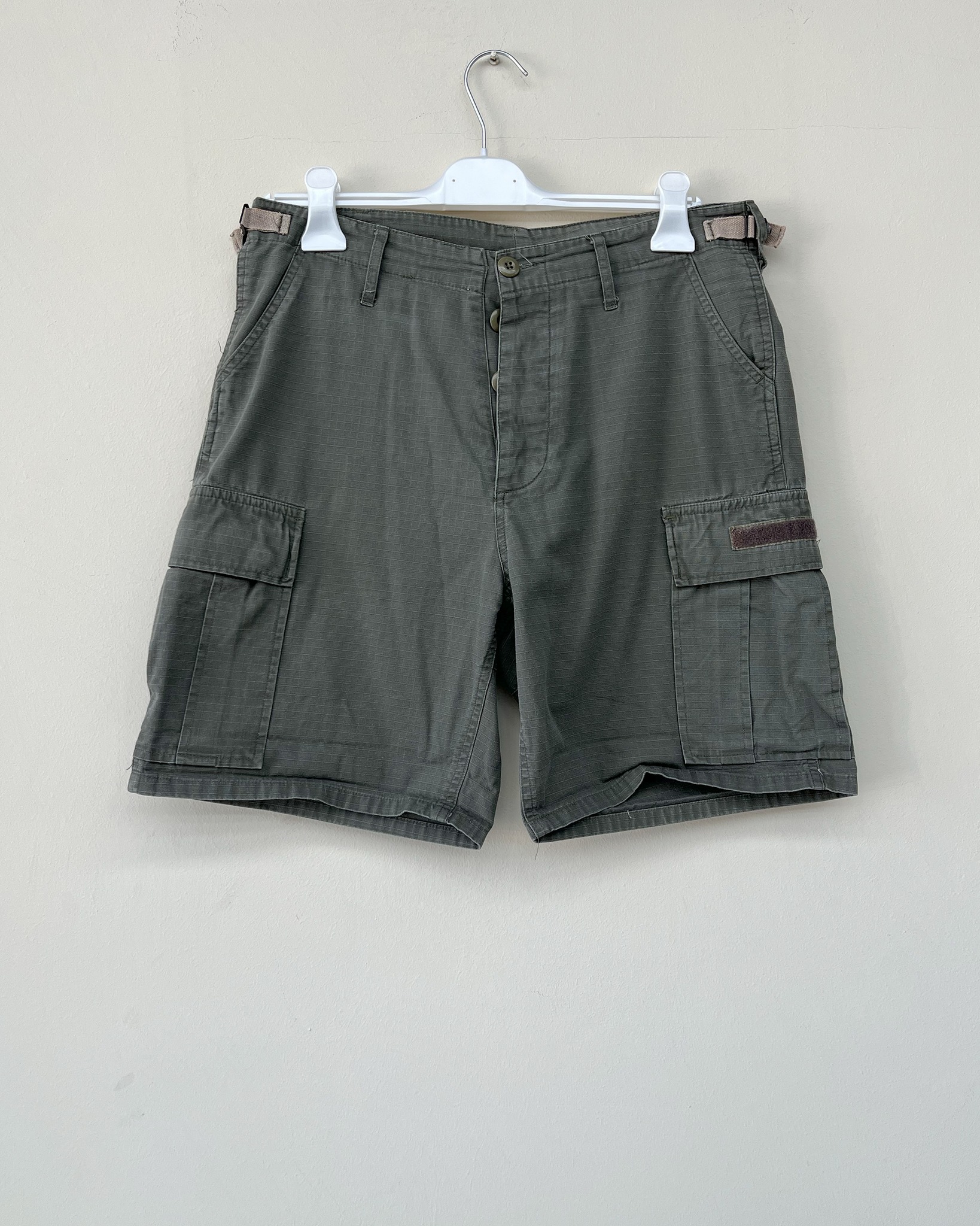 Pantaloncini cargo militari, funzionalità e stile utility.
Realizzati in cotone resistente, probabilmente ripstop o canvas leggero, sono pensati per garantire solidità, traspirabilità e comfort nell’uso quotidiano. La struttura richiama i classici capi militari, dove ogni dettaglio nasce con una funzione precisa.
I grandi tasconi laterali con patta offrono praticità e carattere, mentre i regolatori in vita con fibbie in tessuto permettono di adattare la vestibilità anche senza cintura. La patta frontale con bottoni a vista completa il design con un dettaglio essenziale e autentico.
Un capo versatile, perfetto tra workwear, outdoor e streetwear.
🛒 Disponibile sul nostro shop on-line oppure in Store
💬 Contattaci per qualsiasi informazione o dettaglio che vuoi sapere
#cargoshorts #militarystyle #utilitywear #workwearstyle #outdoorlook