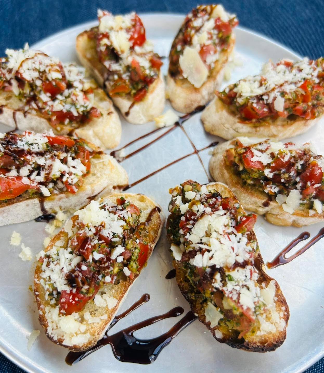 ‼️NEW Bruschetta Appetizer‼️
😋Crostini topped with chopped tomatoes, basil pesto, parmesan, asiago, and Romano cheeses, & finished with balsamic glaze!
😋Enjoy at all Sidewall Pizza locations for a limited time!
#brushetta #gvltoday #greenville360 #greenvillesc #gvl