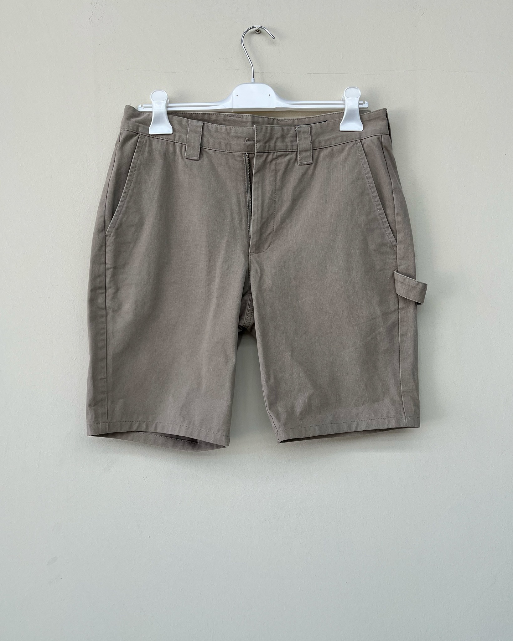 Pantaloncini ALLSAINTS Thirty, stile workwear contemporaneo.
Realizzati in robusta tela di cotone, offrono resistenza e comfort, con una costruzione pensata per durare nel tempo. Le cuciture triple nei punti di maggiore sollecitazione aumentano solidità e affidabilità nell’uso quotidiano.
La tonalità grigio pietra/kaki chiaro dona un look versatile e facilmente abbinabile, perfetto tra estetica utility e casualwear. Vestibilità essenziale e design pulito, tipico dell’approccio minimal di ALLSAINTS.
Un capo pratico, resistente e dal carattere autentico.
🛒 Disponibile sul nostro shop on-line oppure in Store
💬 Contattaci per qualsiasi informazione o dettaglio che vuoi sapere
#allsaints #workwearstyle #cottonshorts #utilitywear #casualstyle