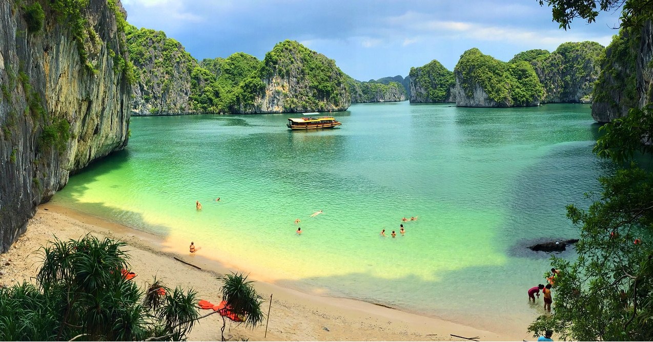 Some trips are fun for a week. Some stay with you for years.
Cruising through Lan Ha Bay from Cat Ba, surrounded by limestone cliffs and quiet fishing villages, is one of those moments you don't want to miss out on 🇻🇳
Kayaking through hidden lagoons, swimming off the boat and switching off from real life for a while.
This is all part of our Ultimate Northern Vietnam Adventure! Link in Bio and on Website.
#lanhabay #catbaisland #northernvietnam #adventuretravel #turastales