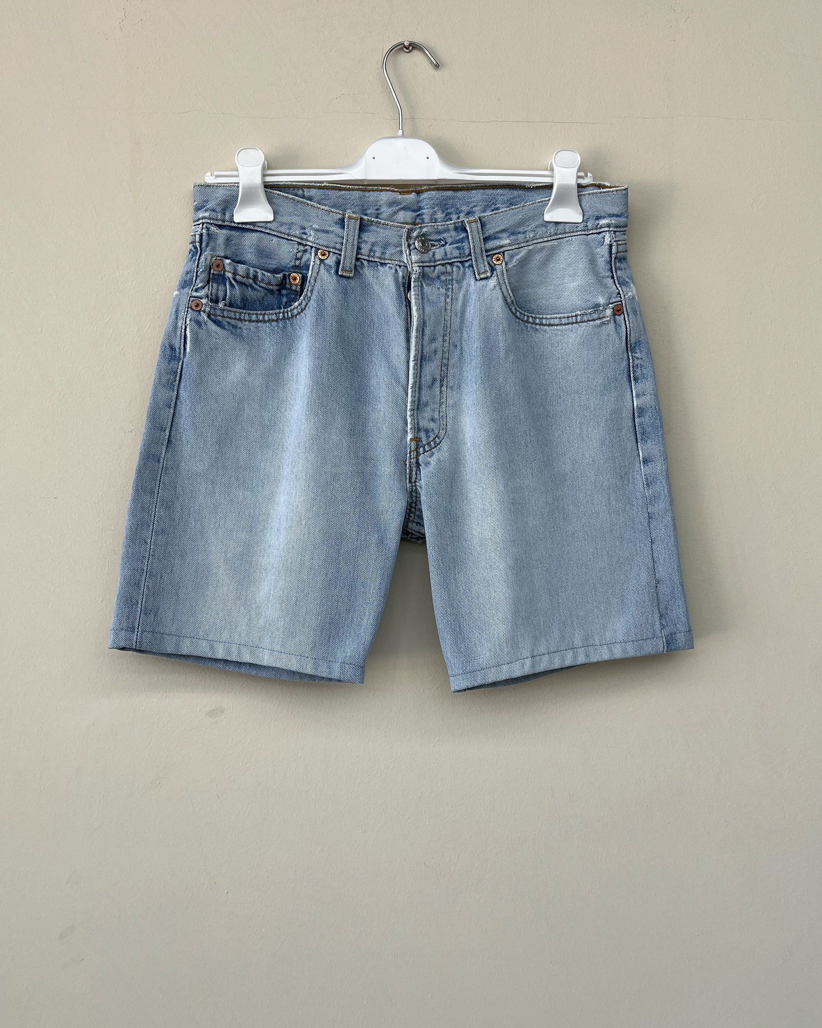 Levi’s 501 Original Shorts, un classico denim senza tempo.
Realizzati in denim azzurro chiaro, mantengono tutte le caratteristiche iconiche del modello 501: chiusura con bottoni, costruzione a cinque tasche e vestibilità d’ispirazione vintage.
Il denim in puro cotone garantisce struttura e resistenza, mentre il lavaggio chiaro dona un look autentico e vissuto, perfetto per la stagione estiva. Un capo versatile, nato dal mondo workwear e diventato essenziale nello streetwear contemporaneo.
Minimali, iconici, intramontabili.
🛒 Disponibile sul nostro shop on-line oppure in Store
💬 Contattaci per qualsiasi informazione o dettaglio che vuoi sapere
#levis501 #denimshorts #vintagedenim #summerstyle #jeanswear