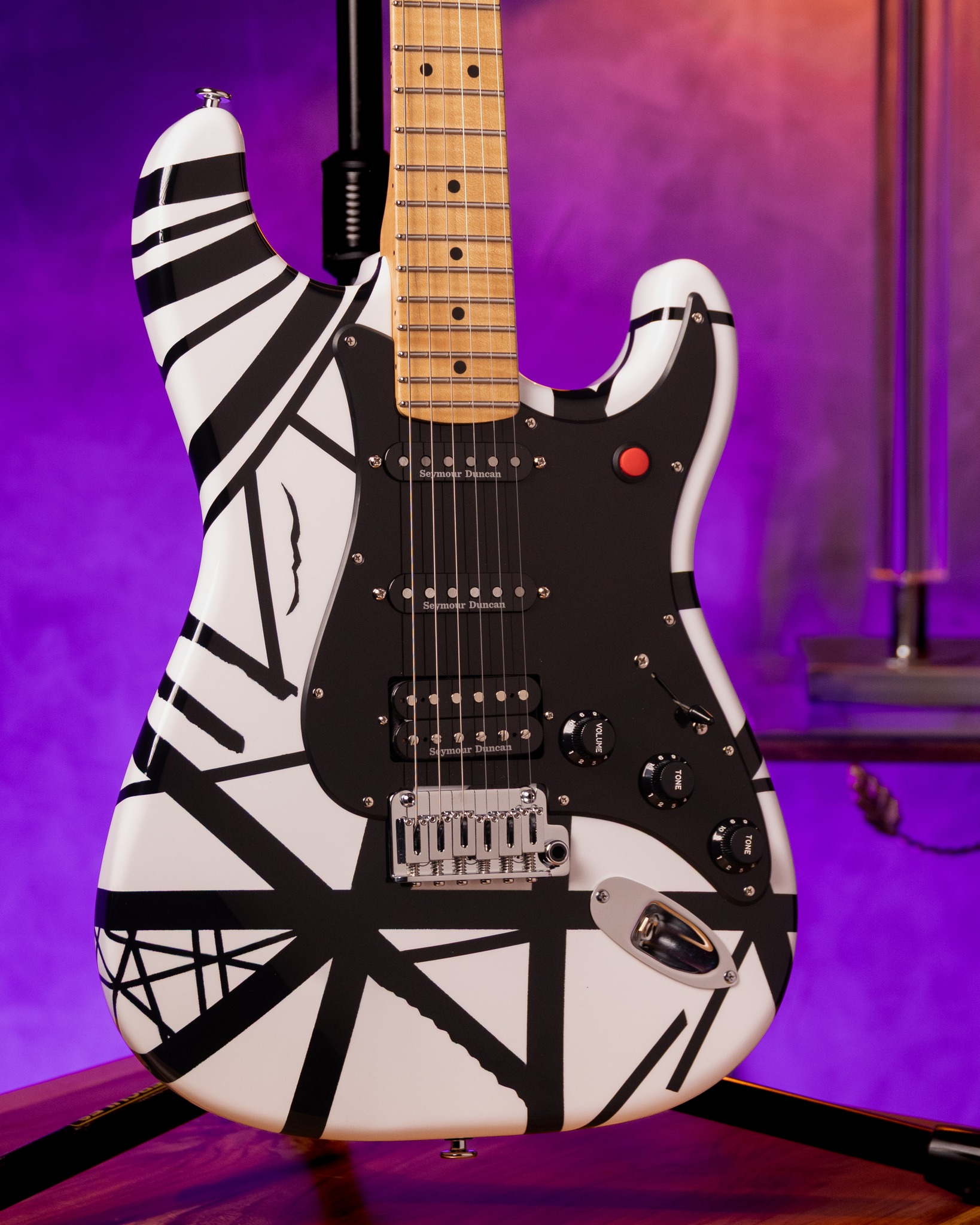 Você sabe quem é o guitarrista homenageado com esse acabamento icônico nesta Legend S? 🎸🔥
Este projeto foi construído com corpo e top em Freijó, combinado com braço e escala em Flamed Maple. São madeiras selecionadas que oferecem uma estética exclusiva e, acima de tudo, uma estrutura extremamente estável para o instrumento.
Para elevar o nível de resistência, instalamos duas barras de fibra de carbono no interior do braço. Esse reforço técnico torna a guitarra muito mais resiliente a mudanças de temperatura e umidade, garantindo que a regulagem permaneça precisa por muito mais tempo. Na escala, utilizamos trastes Jescar em aço inox, que proporcionam uma tocabilidade macia e mantêm o brilho e o polimento permanentes.
A performance sonora fica por conta de um set Seymour Duncan versátil e potente: SSL6 no braço e meio para timbres dinâmicos, e um TB6 na ponte para entregar ganho com máxima definição. Todo o conjunto é sustentado por hardware de elite, com ponte Gotoh 510, nut Graphtech e tarraxas Gotoh com trava, assegurando uma afinação blindada.
Esta Legend S foi uma encomenda customizada para um de nossos clientes.
Como seria a configuração da sua Legend S ideal? Se você pudesse escolher qualquer combinação de hardware e captação para o seu projeto, o que não poderia faltar?
#guitarradeluthier #guitarrahandmade #CarrozzaGuitars #LegendS #CustomShop