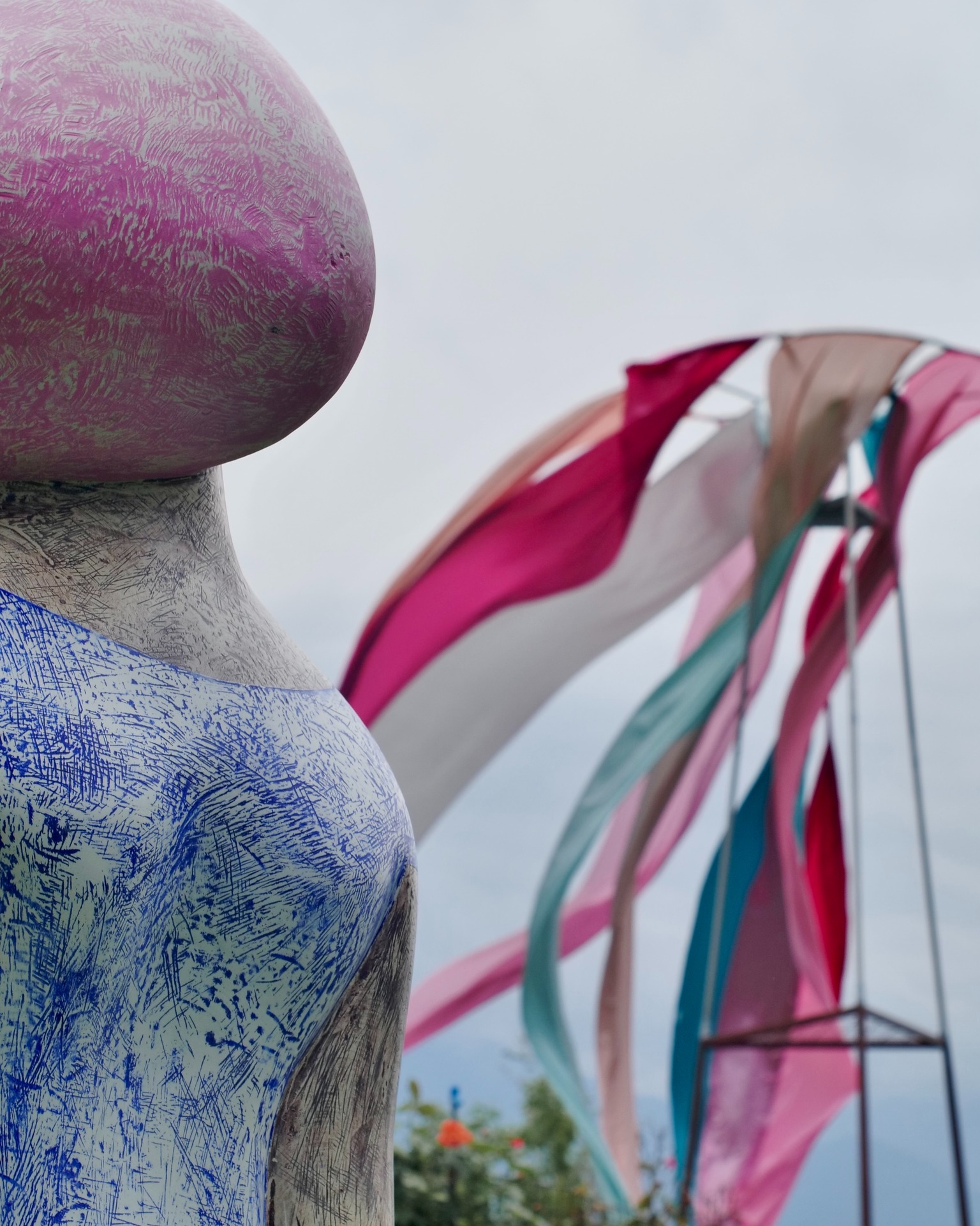𝗟𝘂𝗻𝗮 - Sieff Matthias
Die rosafarbene Haarfarbe und das zarte Blau des Kleides deuten auf eine traumhafte Dimension hin, werden jedoch durch die raue Materialität und die metallische Basis kontrastiert, die die Figur in einer konkreteren und unvollkommenen Realität verankern.
Diese Dualität zwischen Traum und Schwere, zwischen Leichtigkeit und Statik, wird zum zentralen Element des Werks.
📍 Zu sehen in der Jahresausstellung „FRAUEN“
im Kunstgarten des Kränzelhofs, Tscherms
#KArt #FRAUEN2026 #SieffMatthias #Luna #Skulptur #ContemporaryArt #KunstUndNatur #Kunstgarten #Südtirol #ArtInNature #KunstErleben