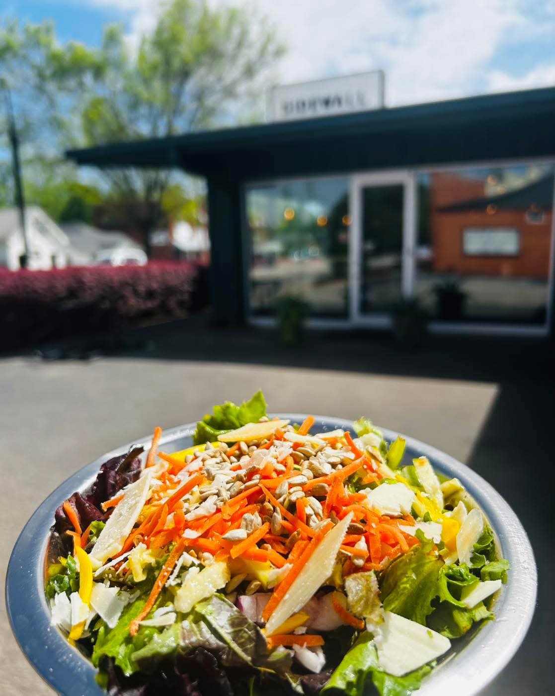 🌞Seasonal Summer Vegetable Salad!
🥗Marinated summer squash & tomatoes, shredded carrots, red onion, toasted sunflower seeds, parmesan, asiago, romano cheese, organic spring mix, and lemon thyme vinaigrette.
😋Enjoy as a small or large salad at all Sidewall Pizza locations for a limited time.
#salad #gvltoday #travelersresthere #greenville360 #yeahthatgreenville