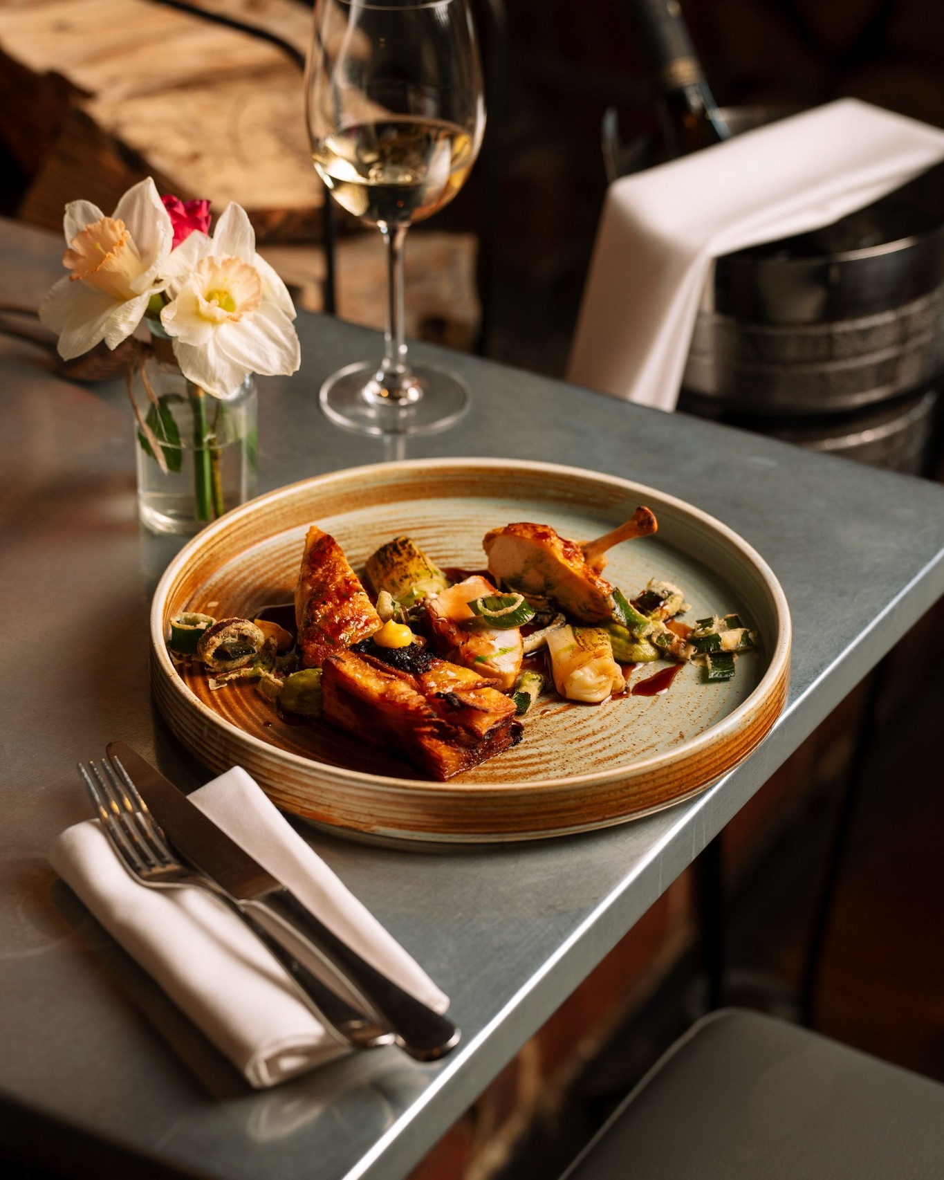 Supreme of Chicken, Pomme lyonnaise, leek & smoked egg
Comforting and balanced.
A refined take on a familiar favourite.
#thedogatwingham #top50gastropubs #springmenu