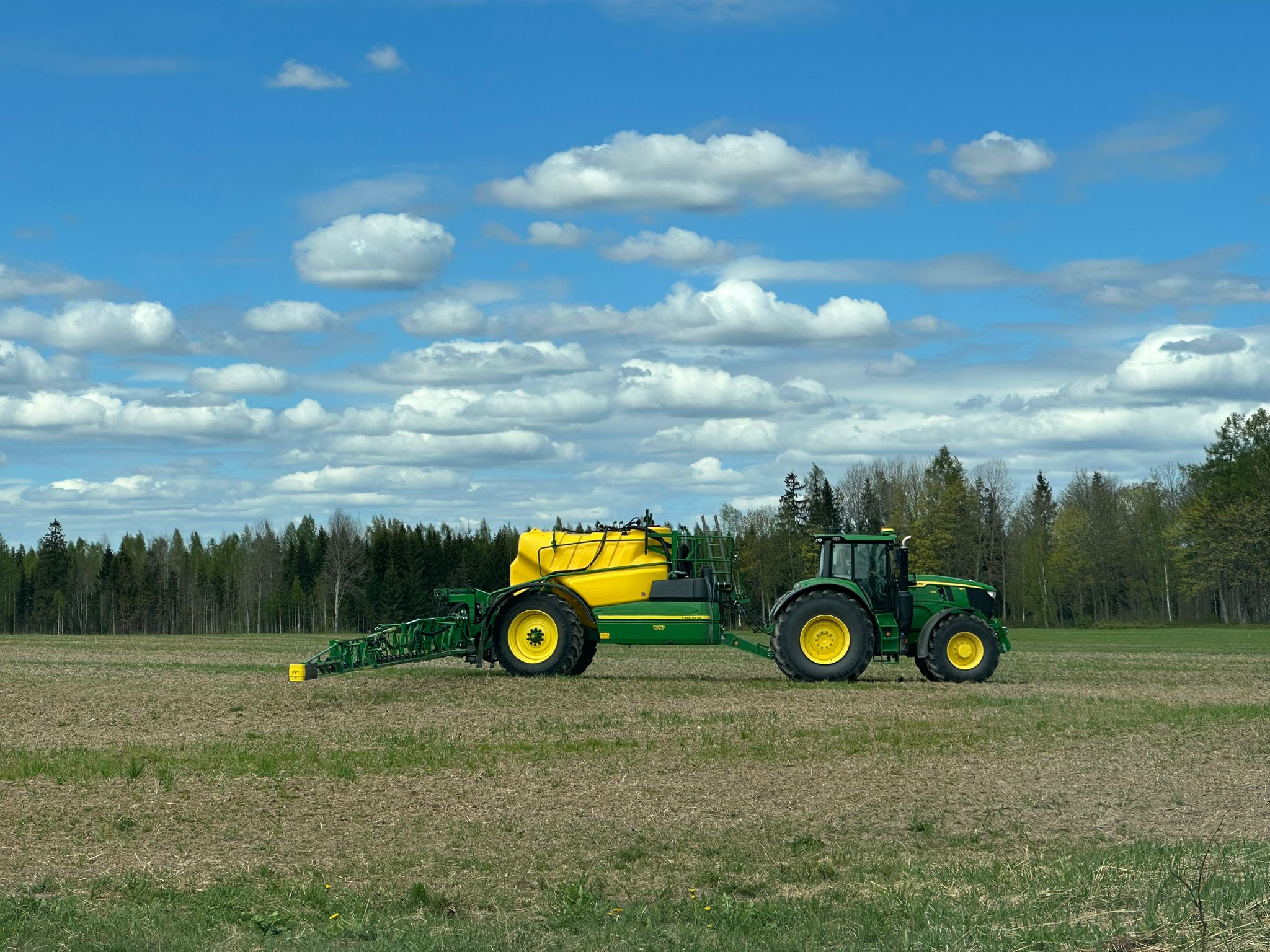 John Deere taimekaitseprits R975i esimeses põlludemos💦Kui soovid sel hooajal oma põllul ka ....