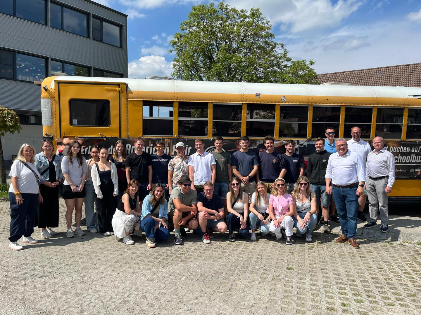 Gestern fand die 1. Jungbürgerfeier der Gemeinde Kirchham statt. 🎉
Mit einem amerikanischen Schulbus ging es quer durch Kirchham. Dabei konnten die Jugendlichen erste Abschläge beim Golfclub Kirchham ausprobieren und spannende Einblicke bei der Destilleriebesichtigung am Sammerhof gewinnen. ⛳🥃
Danke an den Sozialausschuss mit Obfrau Nadine Radner für die tolle Organisation sowie an alle Fraktionen des Gemeinderates für den herzlichen Empfang der Teilnehmerinnen und Teilnehmer. 🤝
Ein herzliches Dankeschön auch an den Golfclub Kirchham und den Sammerhof für die spannenden Einblicke und die freundliche Unterstützung.
Danke auch an den Musikverein Kirchham für die Verlosung von zwei Hopfen Air Karten. Wir gratulieren Rebecca Spitzbart und Julia Pühringer sehr herzlich zu ihrem Gewinn! 🎶🍀
Bürgermeister Ingo Dörflinger:
„Gemeinschaft, Zusammenhalt und das Kennenlernen regionaler Betriebe machen unsere Gemeinde lebenswert.“