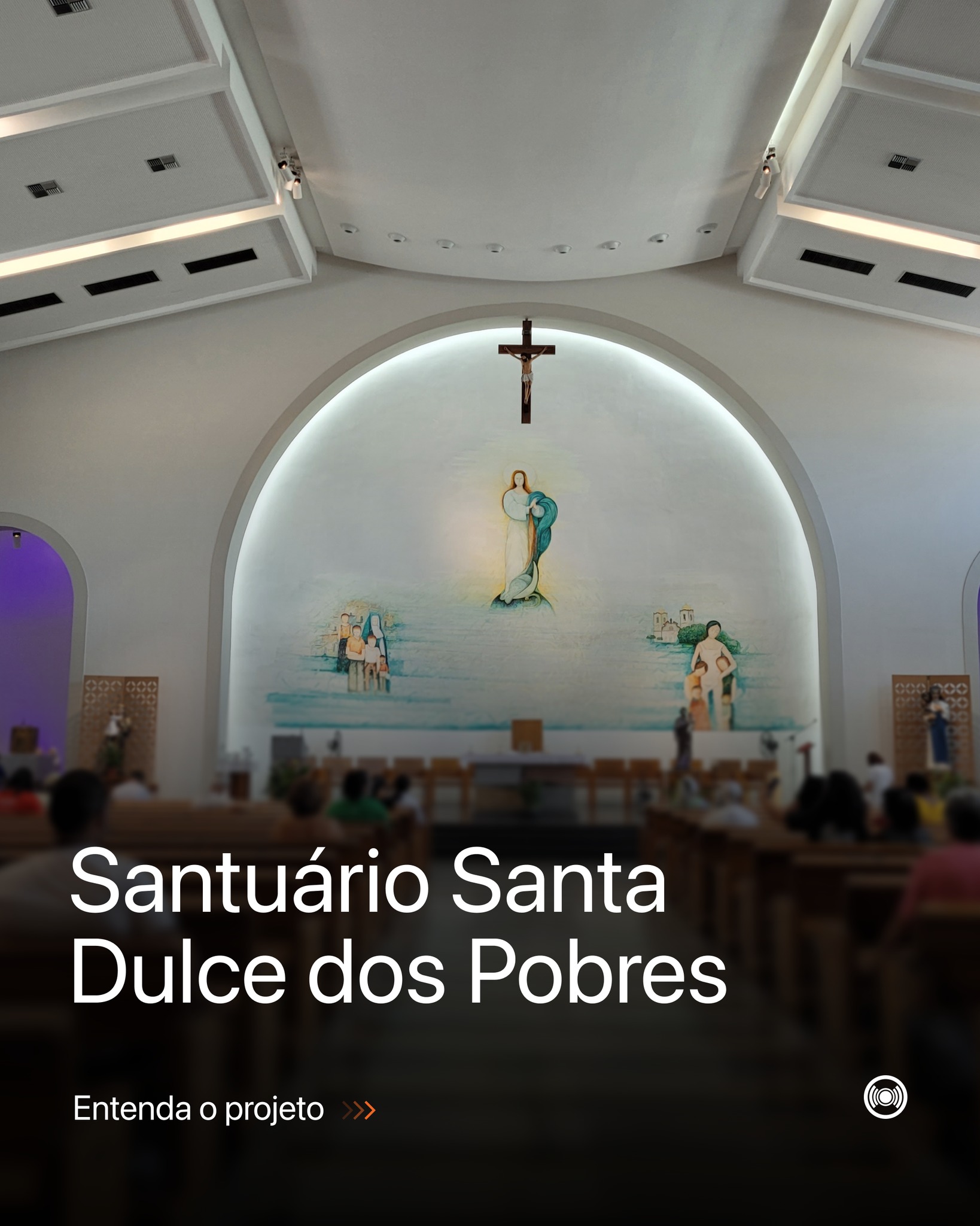 Projetar para esse santuário exigiu mais do que técnica, pediu precisão e sensibilidade em cada decisão. Em um espaço de grande escala e arquitetura pré-existente, luz e som precisaram se integrar sem interferir na leitura do ambiente.
Com a confirmação da canonização de Irmã Dulce em 2019, o santuário foi reformado em tempo recorde para a cerimônia, sendo inaugurado na mesma data e integrado às Obras Sociais Irmã Dulce.
O projeto equilibra destaque e contemplação na luz, enquanto a acústica organiza a propagação sonora com clareza e conforto.
Aqui, nada é excesso, tudo é intenção.
Arquitetura: @carlamacedoinsta
Acústica: @arquitetocristhian e @deborabarretto
Iluminação: @arquitetocristhian