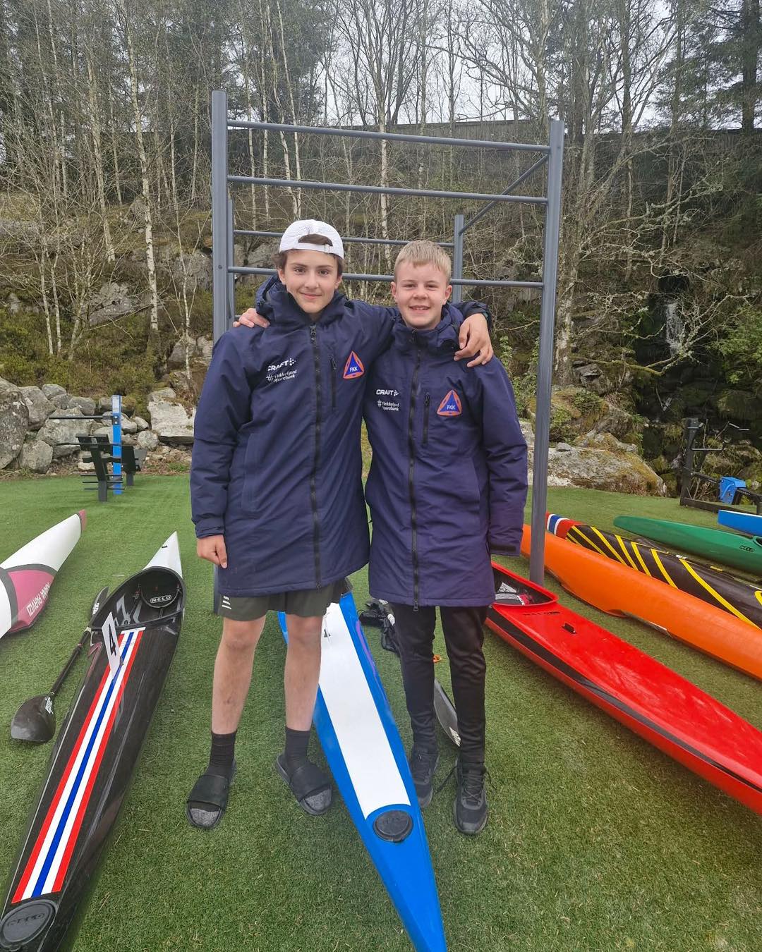 Takk for oss Tysvær👏🏻
Vi hadde en fantastisk helg med masse løp i årets første Norgescup! 40 deltaker fra Flekkefjord kajakklubb brukte helgen godt🏆☀️
Det ble mange pallplasser for Flekkefjord padlerne som gjorde det sterk i individuelle løp, samt med lagbåtene.
Vi tar med oss gode resultater og gode minner fra en fin helg.
Resultater finner dere her:
https://www.racemanager.no