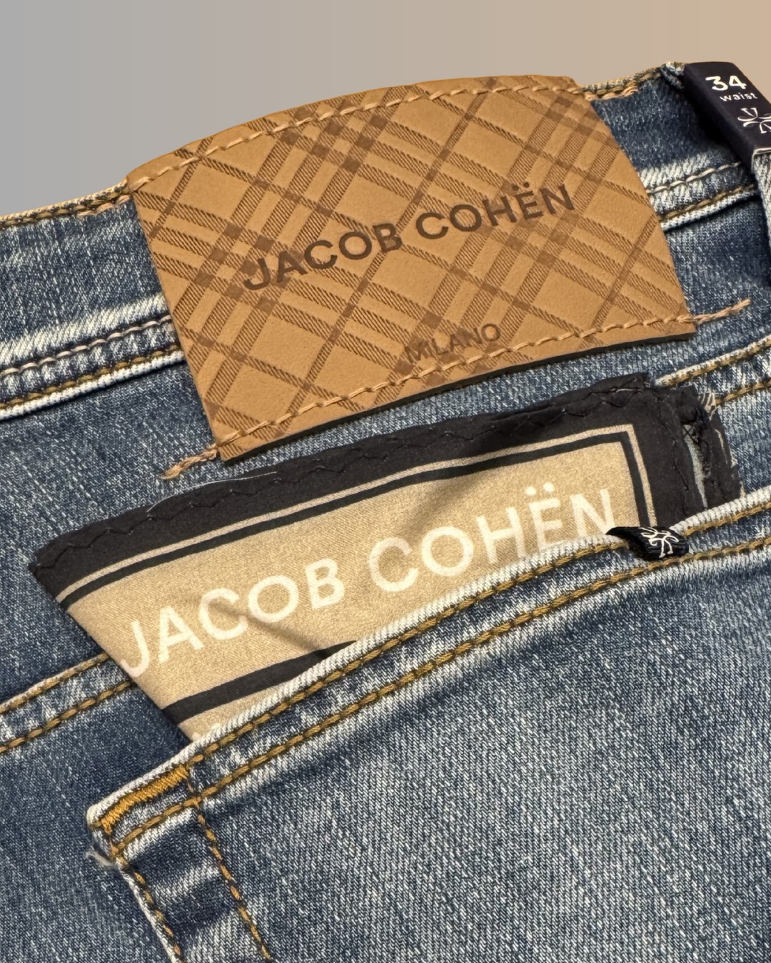 @jacobcohen_official steht für Denim mit Haltung.
Feinste italienische Verarbeitung, besondere Details und Jeans, die weit über Alltag hinausgehen.
Die ikonischen Labels, hochwertige Materialien und der unverwechselbare Schnitt machen jedes Stück zu einem Statement zwischen Lässigkeit und Luxus.
Für alle, die Denim mit Eleganz tragen möchten.
#JacobCohen #Silbermann #LuxuryDenim #MadeInItaly #QuietLuxury #DresdenStyle