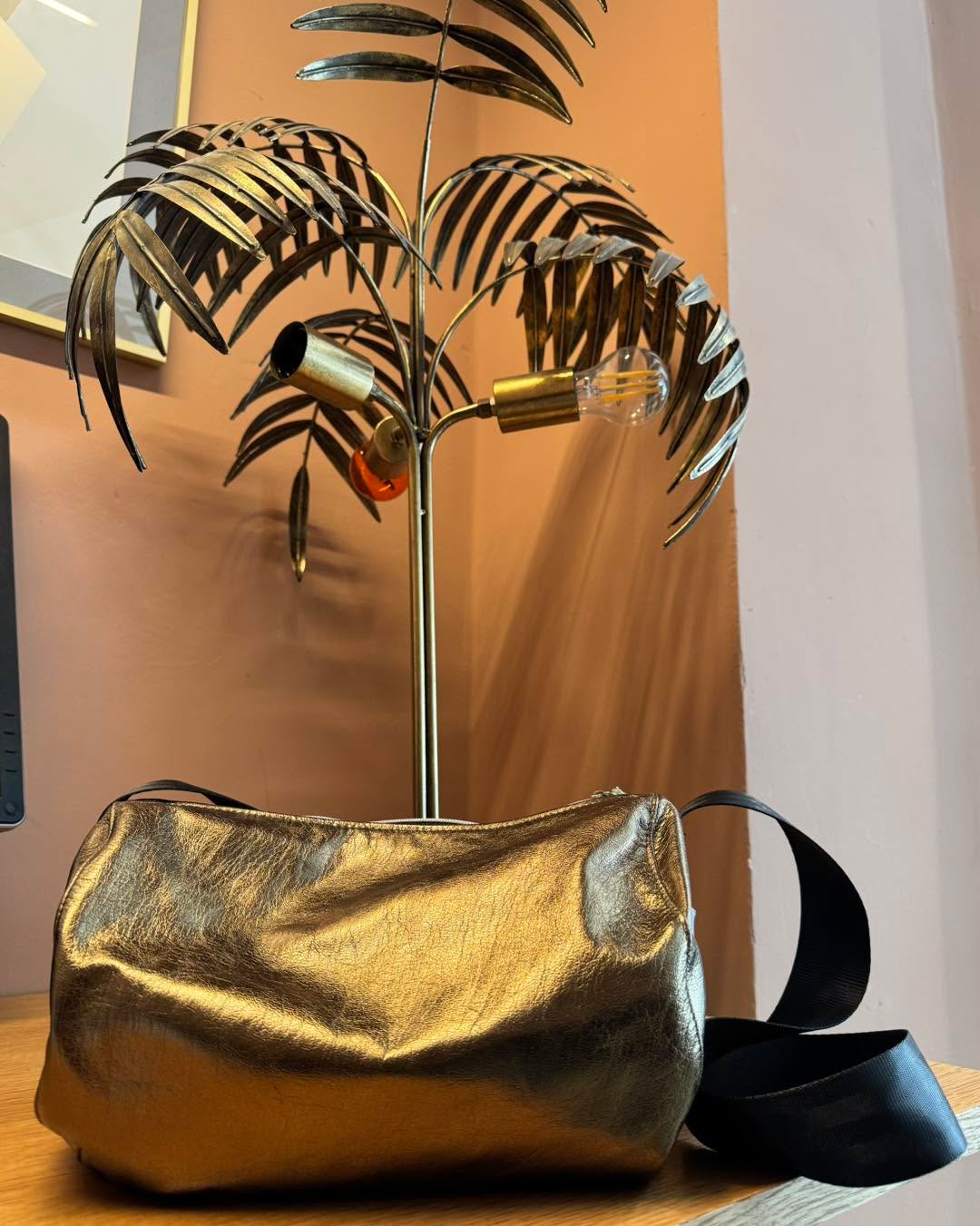 gold energy only ✨
soft shape, bold shine.
die perfekte tasche für outfits, die nicht laut sein müssen, um aufzufallen. 🖤
die tasche & die lampe findet ihr in der Müllerstr. im STOR ✨
handmade • limited • effortless
#metallicbag #handmadefashion #slowstyle #statementpiece #everydayluxury #minimalstyle #coolgirlstyle #artisanmade #effortlessstyle #modernboho #leatherbag #golddetails #ootd #fashiondetails #handcrafted