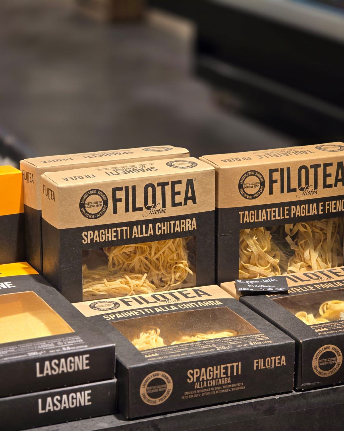 @filoteapasta arrive à l’épicerie fine.
.
Des pâtes artisanales aux œufs, venues d’Ancone, séchées lentement à basse température pour retrouver ce goût “pasta maison” et une texture qui accroche parfaitement la sauce.
.
L’idée qui sent bon l’Italie et les beaux jours : légumes de saison, herbes fraîches, filet d’huile d’olive et une stracciatella déposée au dernier moment. À accompagner d’un rosé bien frais de la cave.
.
📍 KIOUI, 5 rue d’Achicourt, Arras
Le bon goût du marché, tous les jours !
.
.
.
#patesitaliennes #pastalovers #kioui #kiouiarras #lebongoutdumarche #kiouiprimeurs #primeur #fruits #legumes #fromages #charcuterie #epiceriefine #madeinfrance #shoplocal #bio #vrac #instagourmand #foodaddict #healthyfood #lifestyle #familygoals #arras #hautsdefrance
.
www.kioui-primeurs.fr