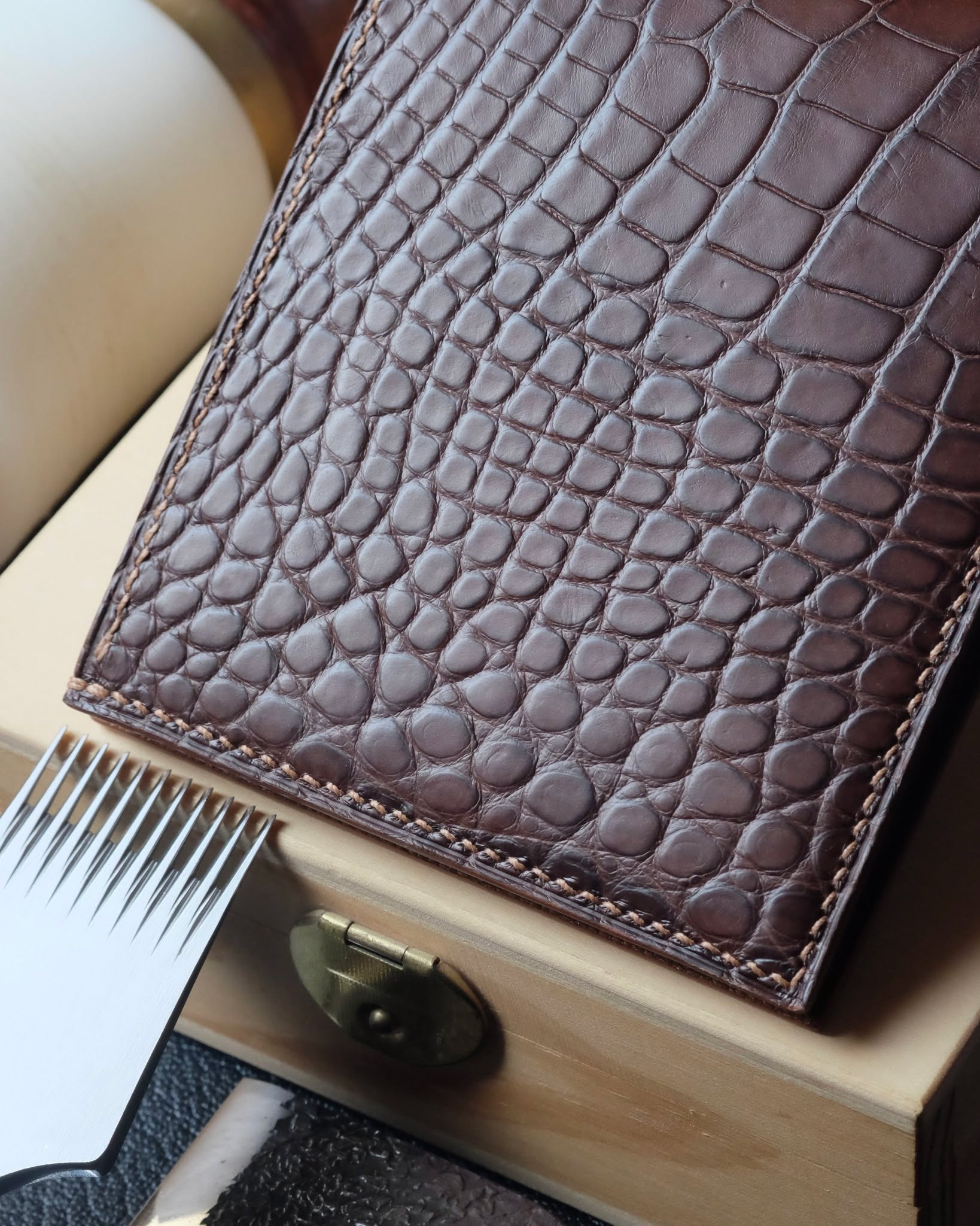 đ§đŞđđť Bespoke Watch Strap
â˘
Portefeuille no. 30 entièrement fait main et cousu main en cuir dâalligator chocolat marron, intĂŠrieur en chèvre Sully gold, fil de lin camel et peinture des bords dark gold.
â˘
#atelierdecoster #decoster #artisan #handmade #handstiched #handmadeinbelgium #madeinbelgium
â˘
#handmadewallet #bespokewallet #customwallet #handmadeleatherwallet
â˘
#alligatorwallet #alligatorleather