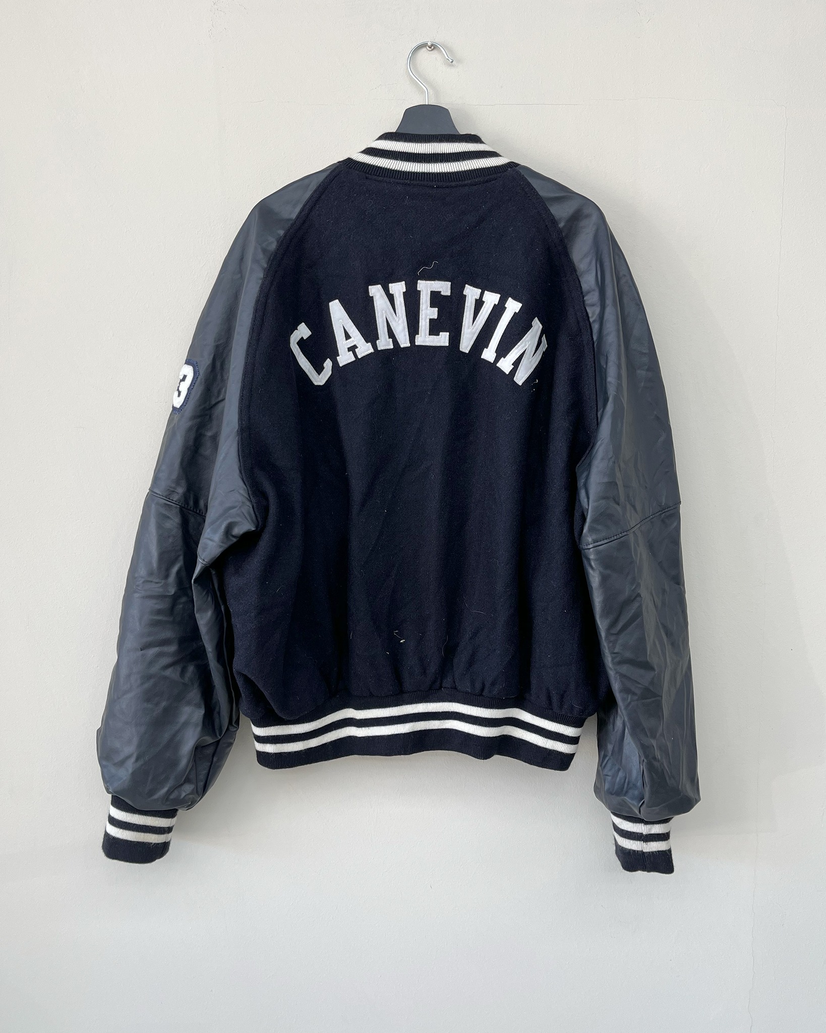 Varsity jacket Bishop Canevin High School, puro stile football americano.
Giacca letterman personalizzata per la squadra di football della Bishop Canevin High School di Pittsburgh, con dettagli che richiamano l’estetica sportiva scolastica americana. Un capo nato per celebrare appartenenza, squadra e risultati sul campo.
La costruzione varsity combina design funzionale e forte identità visiva: corpo strutturato, chiusura a bottoni a pressione, bordi a costine su colletto, polsini e fondo per mantenere forma e vestibilità. Le personalizzazioni legate alla scuola e al team rendono il capo unico, con un valore che va oltre il semplice abbigliamento.
Un pezzo vintage che racconta sport, comunità e tradizione college.
🛒 Disponibile sul nostro shop on-line oppure in Store
💬 Contattaci per qualsiasi informazione o dettaglio che vuoi sapere
#varsityjacket #lettermanjacket #footballstyle #highschoolfootball #sportheritage