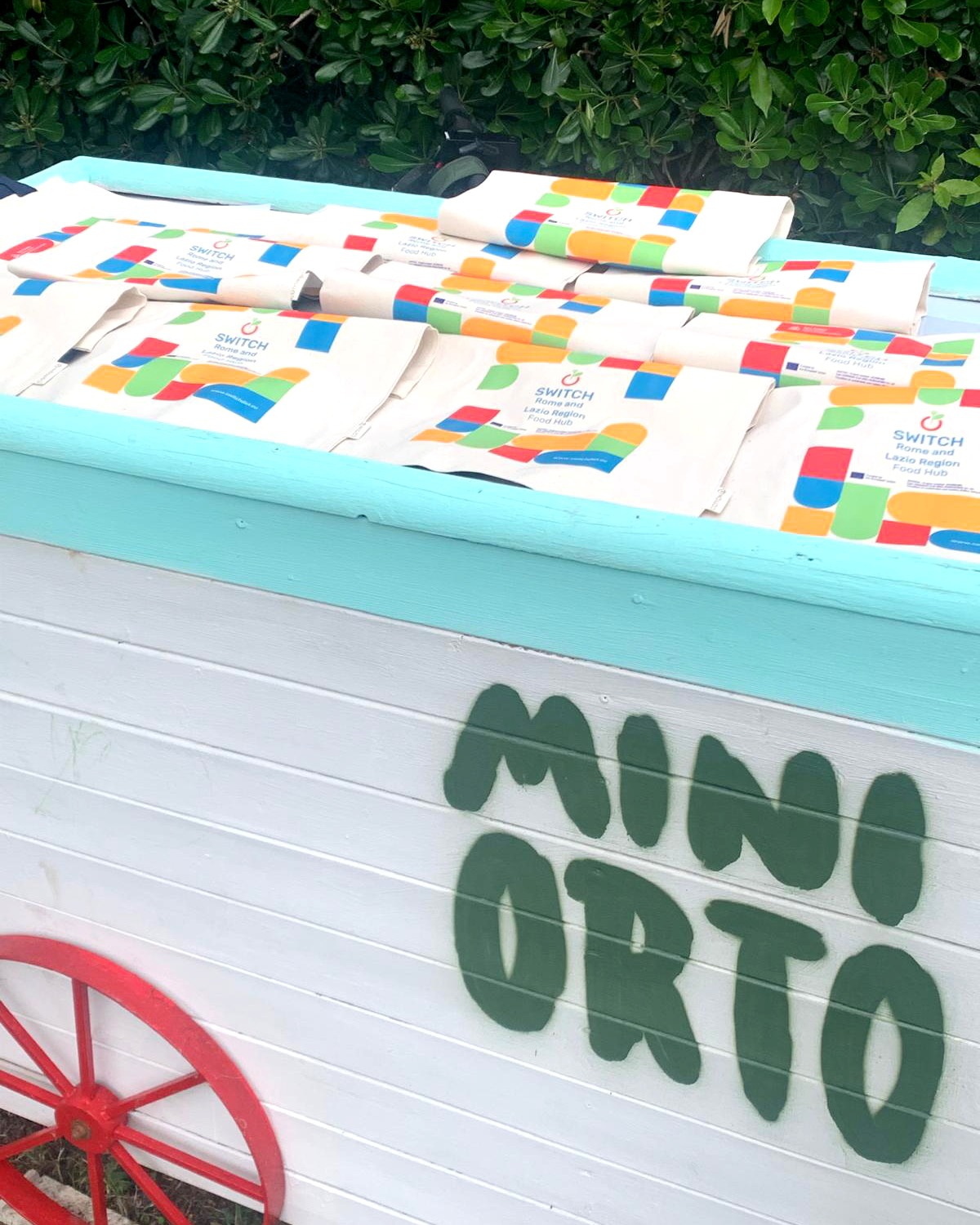 🌱 Domenica abbiamo partecipato a “Mini Orto”, l’iniziativa dedicata ai più piccoli organizzata a Santa Severa nell’ambito del Festival dello Sviluppo Sostenibile 2026, in collaborazione con @switch.diet
Una mattinata tra laboratori pratici, gioco e scoperta, pensata per avvicinare bambini e famiglie ai temi della sostenibilità ambientale, della natura e dell’educazione alimentare.
Attraverso attività semplici e coinvolgenti, i partecipanti hanno esplorato il mondo delle piante, della stagionalità e della cura dell’ambiente, trasformando l’apprendimento in un’esperienza concreta e condivisa.
Siamo felici di aver contribuito a un’iniziativa che mette al centro comunità, territorio e nuove generazioni.
@carita__morena