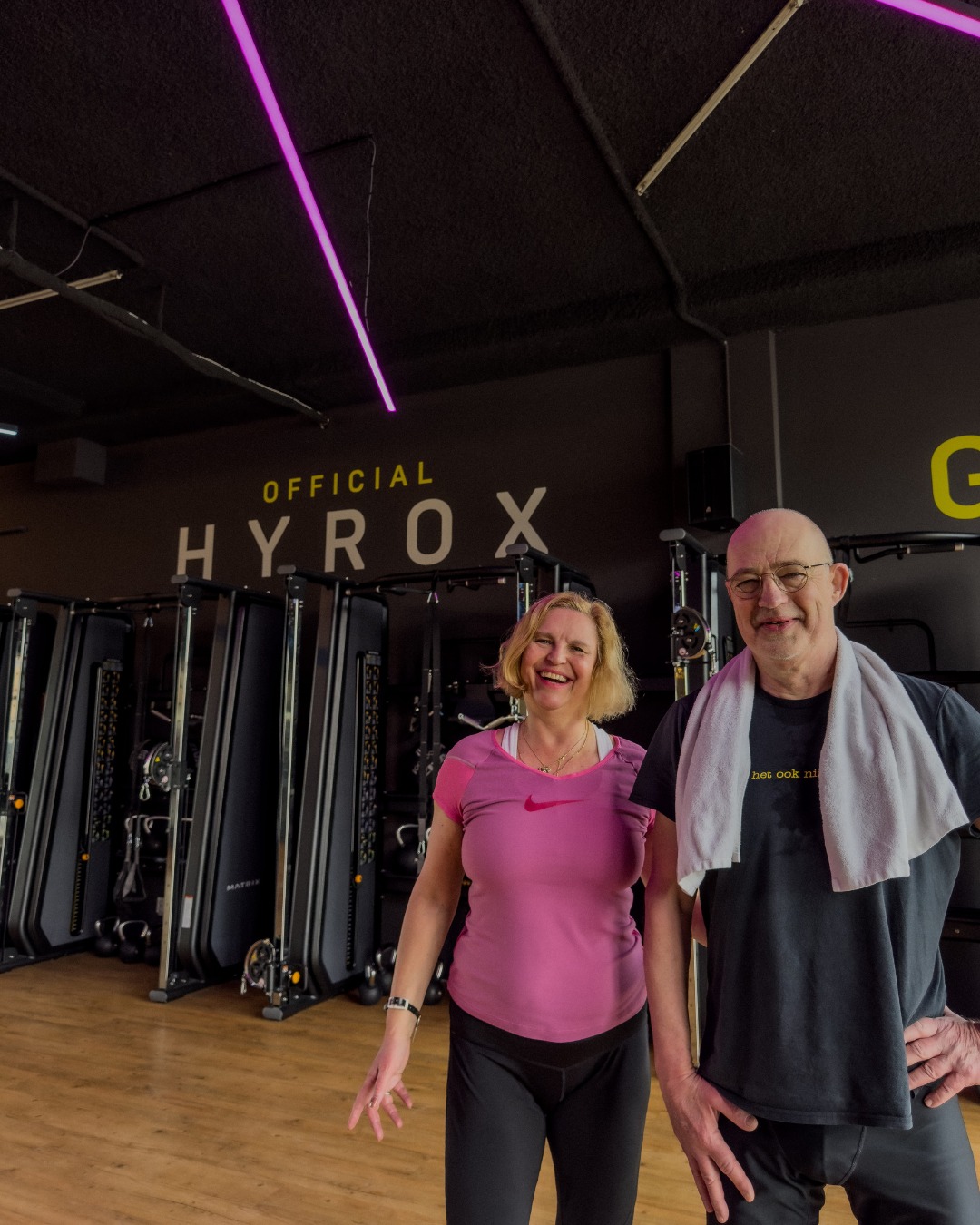 Elke maandag om 14:00 HYROX Longevity 40+ 💪
Train niet tot het uiterste, maar voor een sterker, energieker en gezonder leven. De HYROX training is gericht op kracht, conditie en mobiliteit, met persoonlijke begeleiding en op jouw niveau.
✔ Voor 40+
✔ Geen ervaring nodig
✔ Samen, veilig en effectief trainen
☕ Na de training sluiten we samen af in de lounge. Een mooi moment om even bij te praten met andere leden onder het genot van een kop koffie of thee vanaf €1,50.
#lifeandkicking #lifeandkickingcommunity #hyroxamsterdam #ijburg #longevity