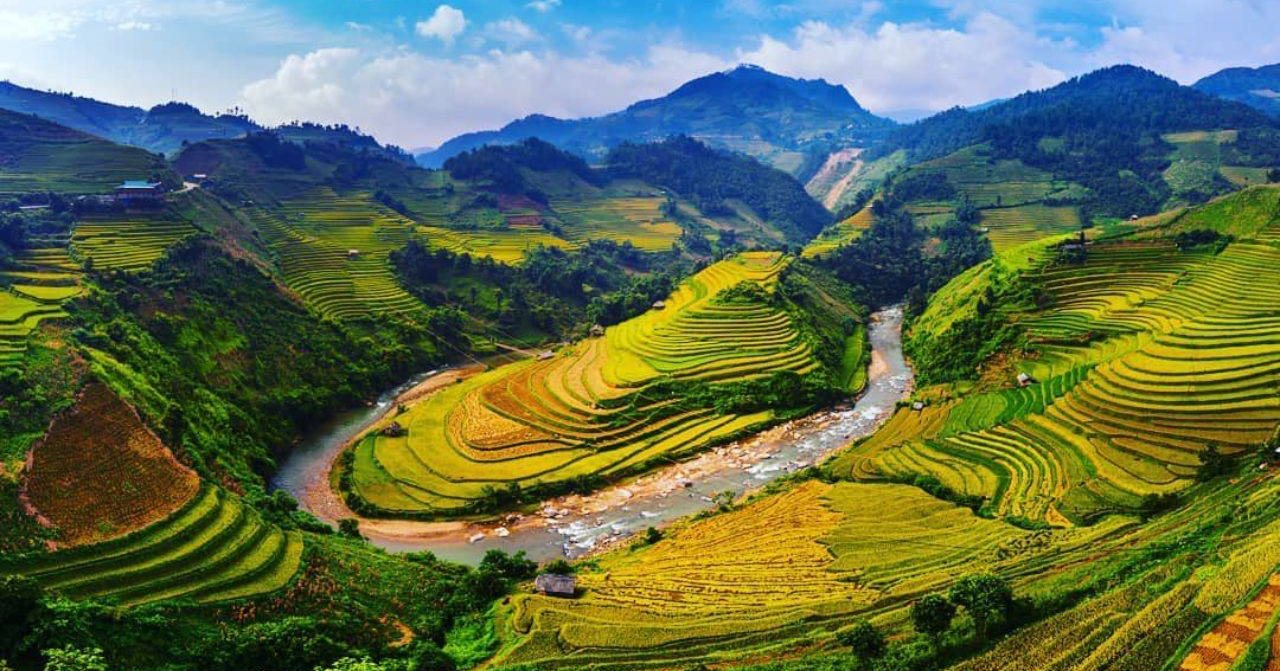 Northern Vietnam just keeps getting better 🇻🇳
Sapa is one of the highlights of our Ultimate Northern Vietnam Adventure! Trekking through endless rice fields, visiting local villages and slowing down properly for a few days.
No rushed travel. No giant tour groups. Just incredible scenery, good people & experiences you’ll still talk about long after you get home.
Check out our Website! Turas Tales will help this dream become a reality ✨
#Sapa #NorthernVietnam #VietnamTravel #RiceTerraces #AdventureTravel #GroupTravel #ExploreVietnam #TravelAsia #SmallGroupTravel #TurasTales