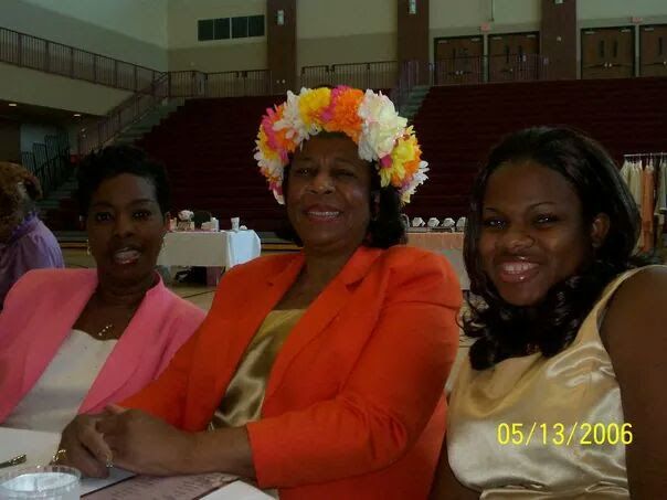 This will ALWAYS be my favorite Mother's Day picture!
3 generations, 3 amazing mothers, 1 awesome picture! 💜