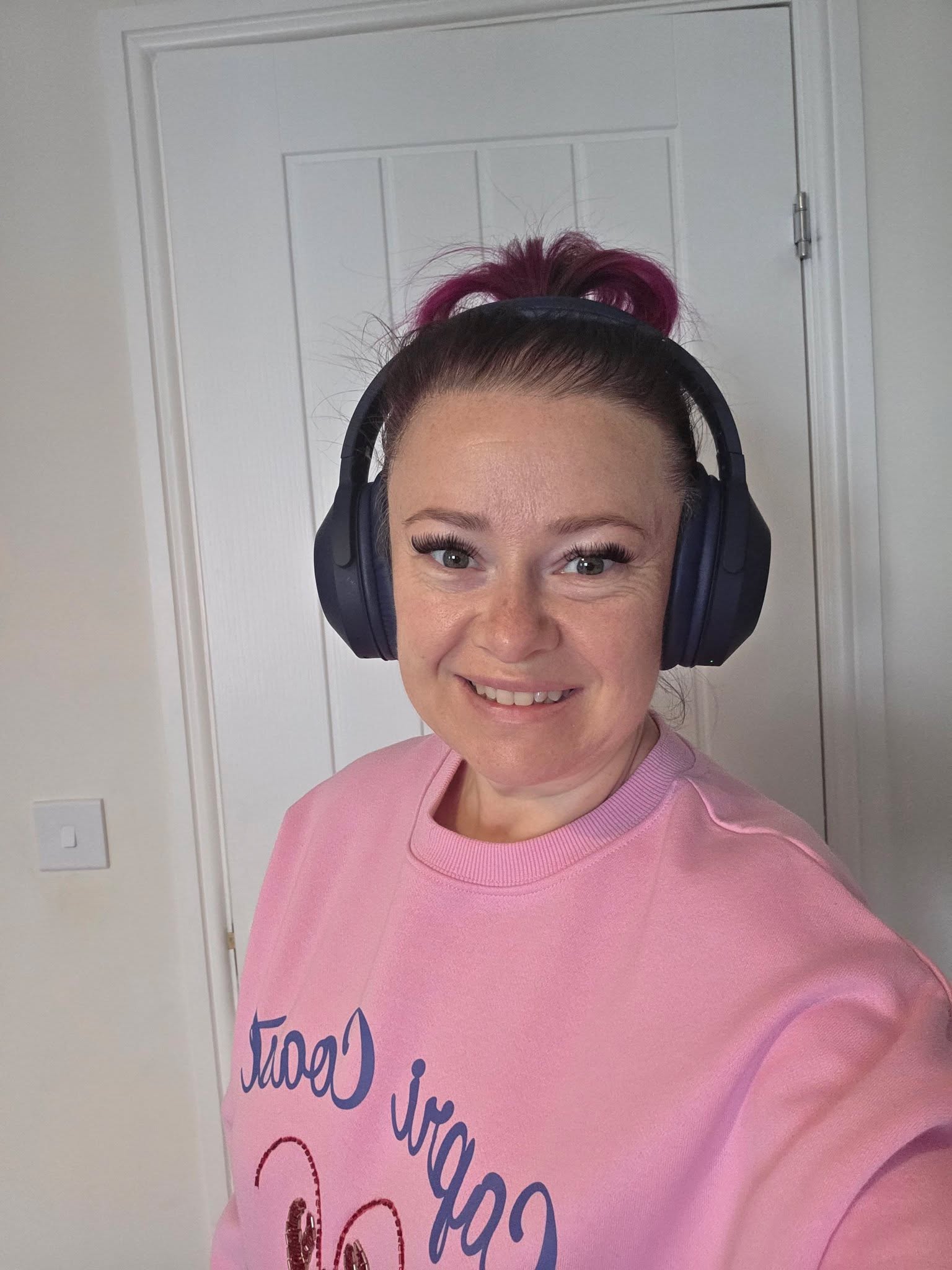 Back to work today.....
With less than 8 weeks to go until Womanifest its full on go....
Ive had the best time off...
Starting my day with a morning walk and my new headphones listening to an audible...
Have a fabulous Monday.. 🩷 👑 🩷