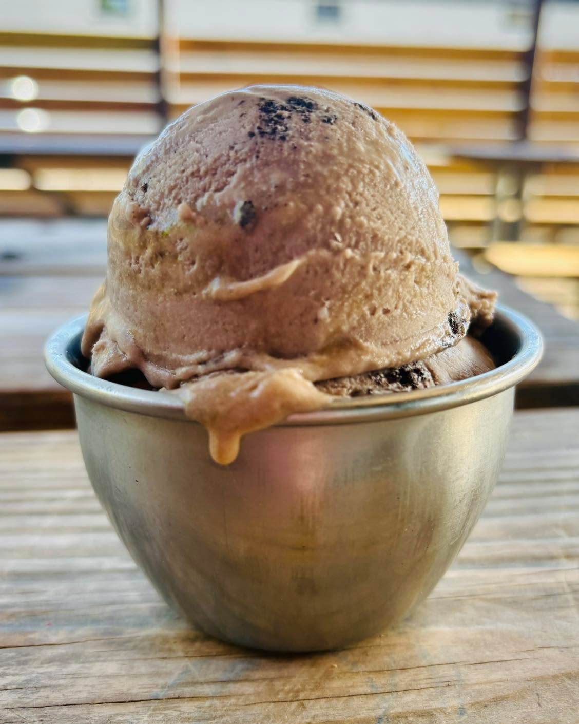 🍨NEW Vegan Caramel Cookies & Cream Ice Cream! Vegan and gluten free cookies & cream ice cream with a caramel swirl.
😋Available at all Sidewall Pizza locations while supplies last.
#icecream #veganicecream #gvltoday #greenville360 #cookiesandcream