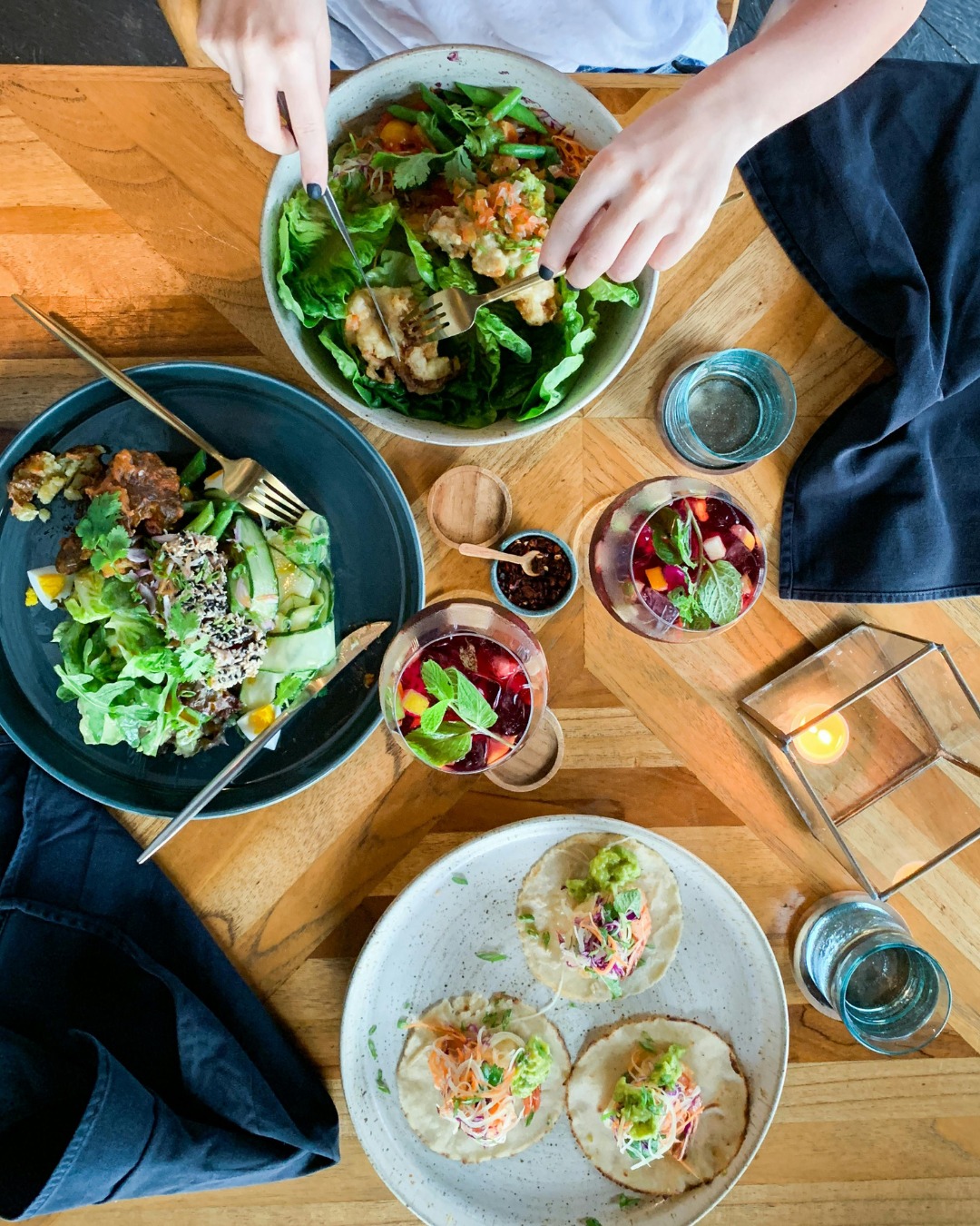 Juin s’installe dans les assiettes...
.
Moins de cuisson, plus de fraîcheur, plus d’envie.
.
Tartines, bowls, salades, cocktails, gaspachos… le genre de cuisine qu’on fait sans réfléchir… mais qu’on adore manger.
.
👉 Tout commence en magasin.
📍 KIOUI, 5 rue d’Achicourt, Arras
Parce que vous méritez du bon, tous les jours.
.
.
.
#kioui #kiouiarras #lebongoutdumarche #kiouiprimeurs
#primeur #fruits #legumes #fromages #charcuterie #epiceriefine #madeinfrance #shoplocal #bio #vrac #instagourmand #foodaddict #healthyfood #lifestyle #familygoals #arras #hautsdefrance
.
www.kioui-primeurs.fr