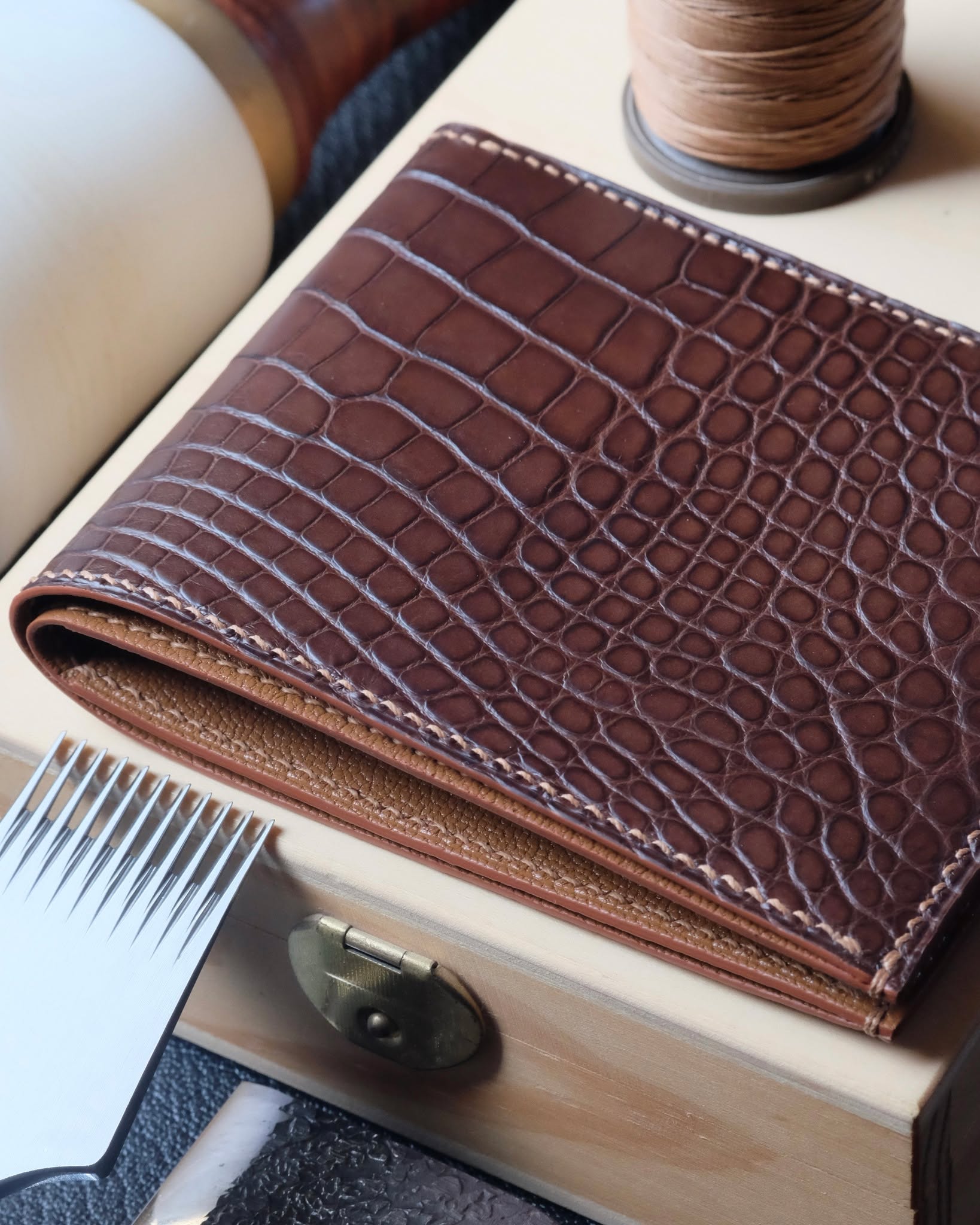 đ§đŞđđť Handmade in Belgium
â˘
Portefeuille no. 30 entièrement fait main et cousu main en cuir dâalligator chocolat marron, intĂŠrieur en chèvre Sully gold, fil de lin camel et peinture des bords dark gold.
â˘
#atelierdecoster #decoster #artisan #handmade #handstiched #handmadeinbelgium #madeinbelgium
â˘
#handmadewallet #bespokewallet #customwallet #handmadeleatherwallet
â˘
#alligatorwallet #alligatorleather