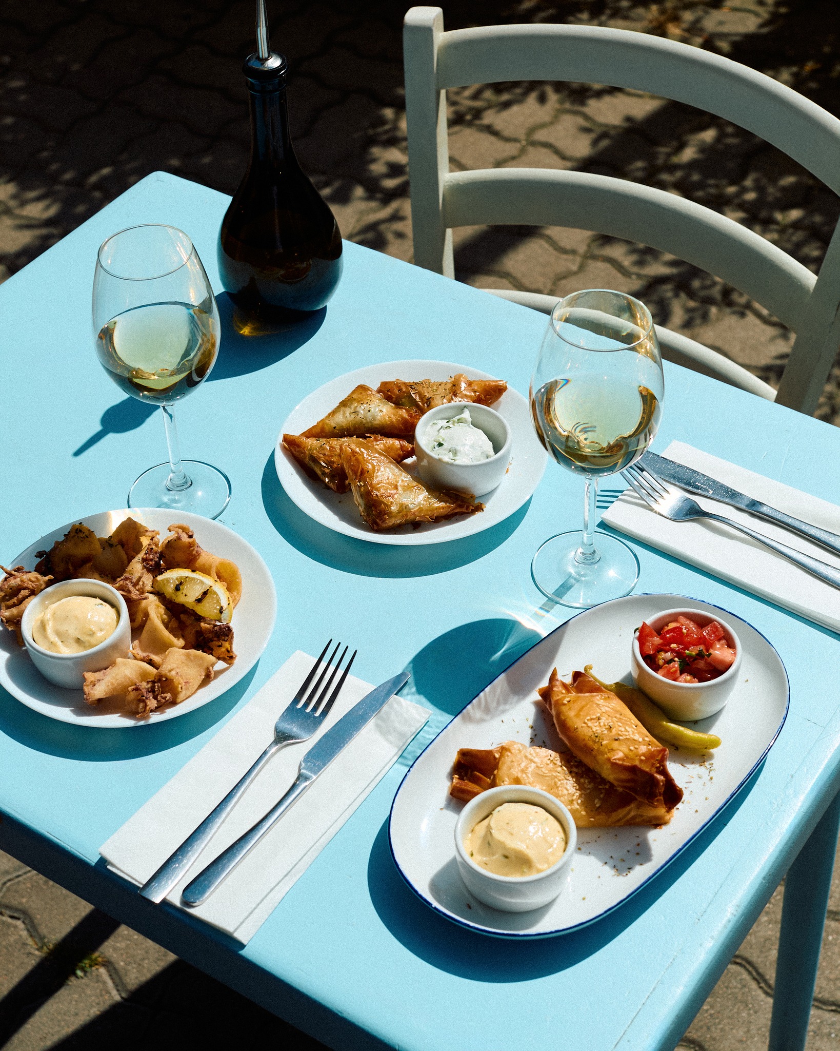 Stolik na świeżym powietrzu, kieliszek schłodzonego wina i Wasze ulubione greckie przekąski... brzmi jak plan idealny? ☀️🍷