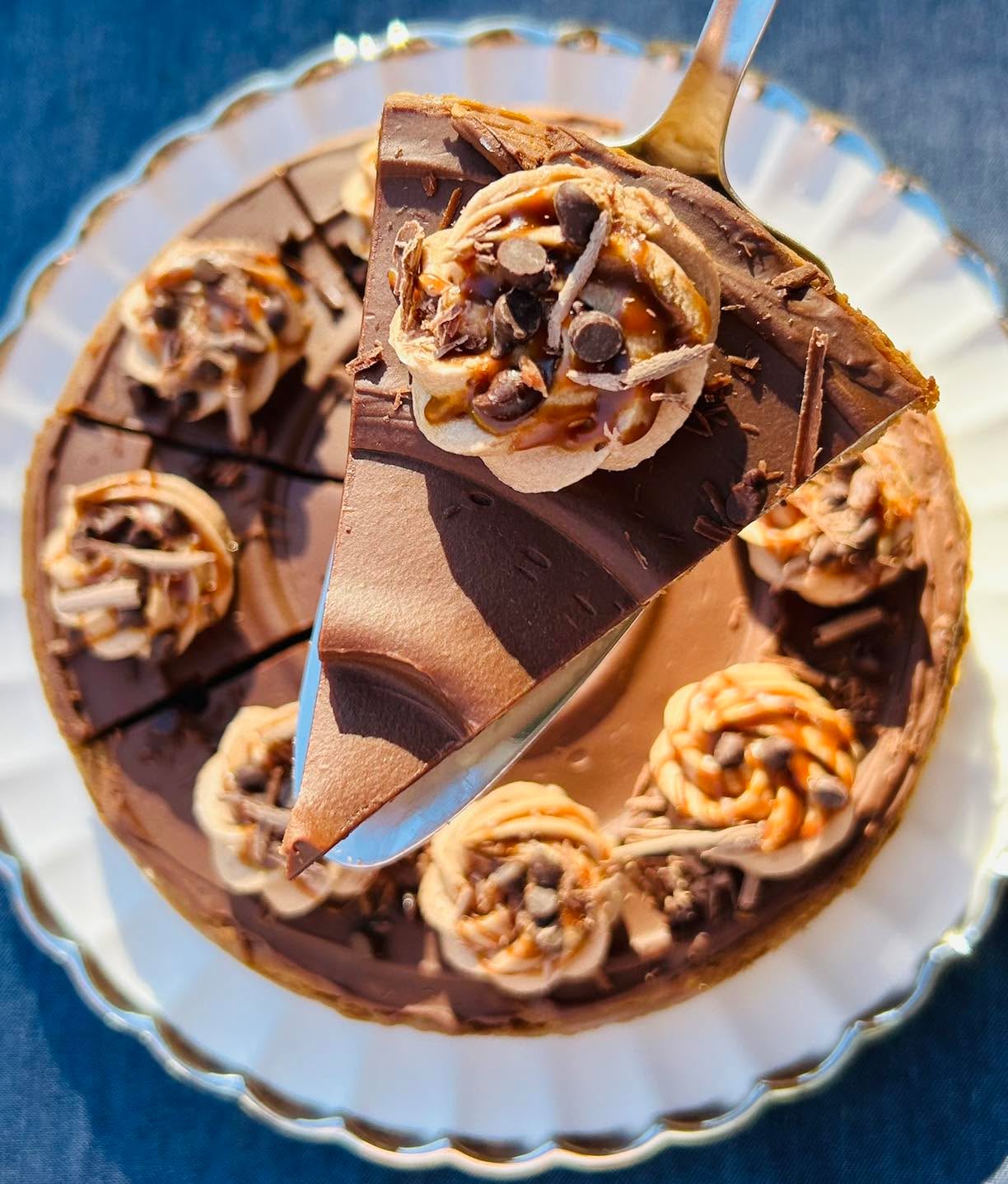 ‼️NEW Caramel Mocha Latte Cheesecake! Enjoy a slice at all Sidewall Pizza locations now!
😋Chocolate shortbread crust, caramel swirled espresso cheesecake, finished with chocolate ganache, caramel, and chocolate curls!
😋Gluten free, but you would never know it!
#cheesecake #glutenfree #gvltoday #greenville360 #greenvillesc