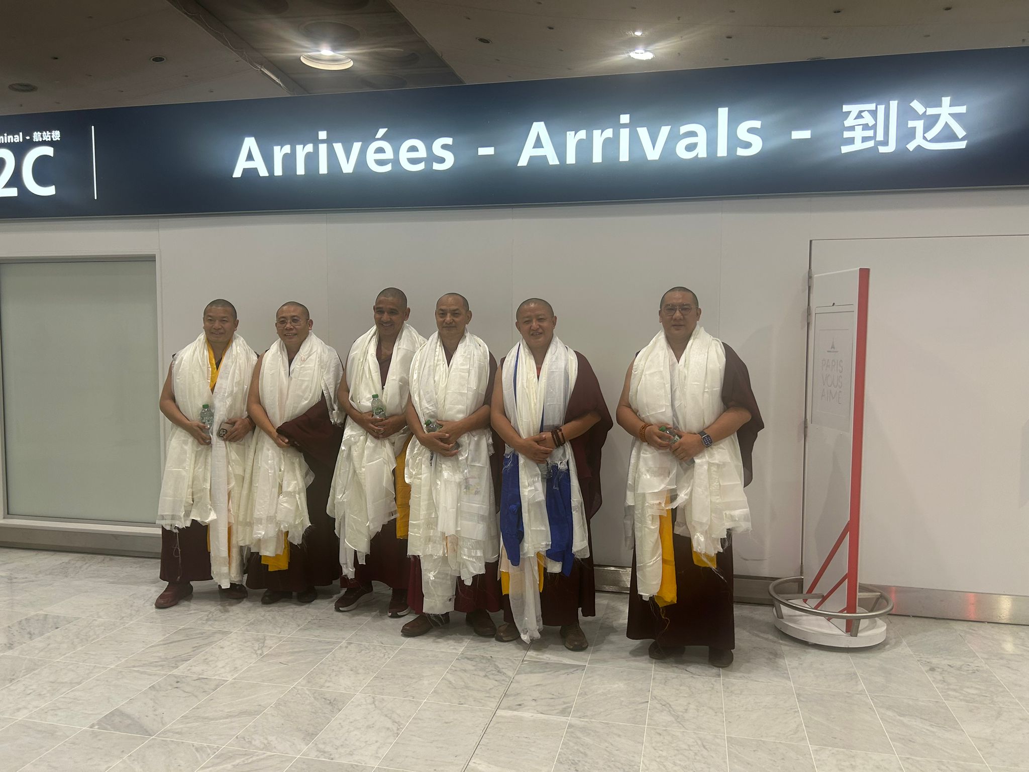 Ils sont arrivés. 🙏
Après des semaines d’attente et beaucoup de démarches pour les faire venir jusqu’ici… les moines de l’Université Tantrique de Gyudmed sont enfin arrivés en France.
Cette semaine, Briare va accueillir :
🔸 chants sacrés tibétains
🔸 création d’un mandala de sable
🔸 rituels traditionnels
🔸 méditation
🔸 art sacré de l’Himalaya
Voir cette photo aujourd’hui nous a fait quelque chose.
Parce que soudain… tout devient réel.
Le mandala va prendre vie.
Les chants vont résonner.
La semaine tibétaine peut commencer.
